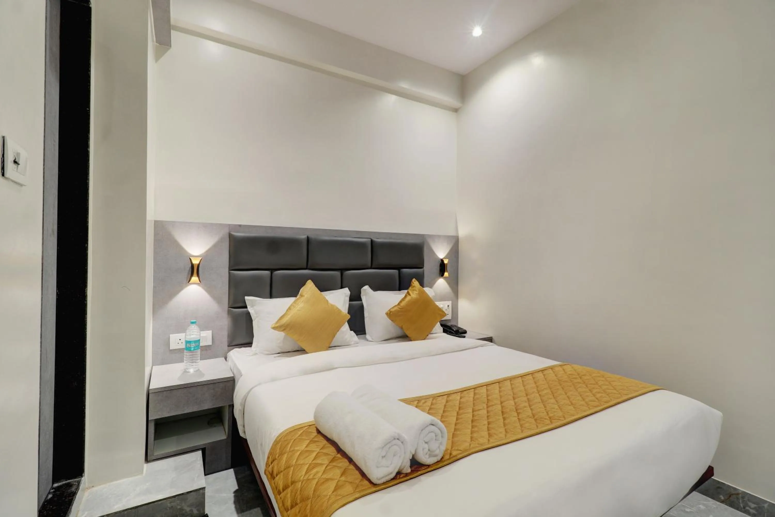 Bedroom, Bed in Hotel Enigma Inn