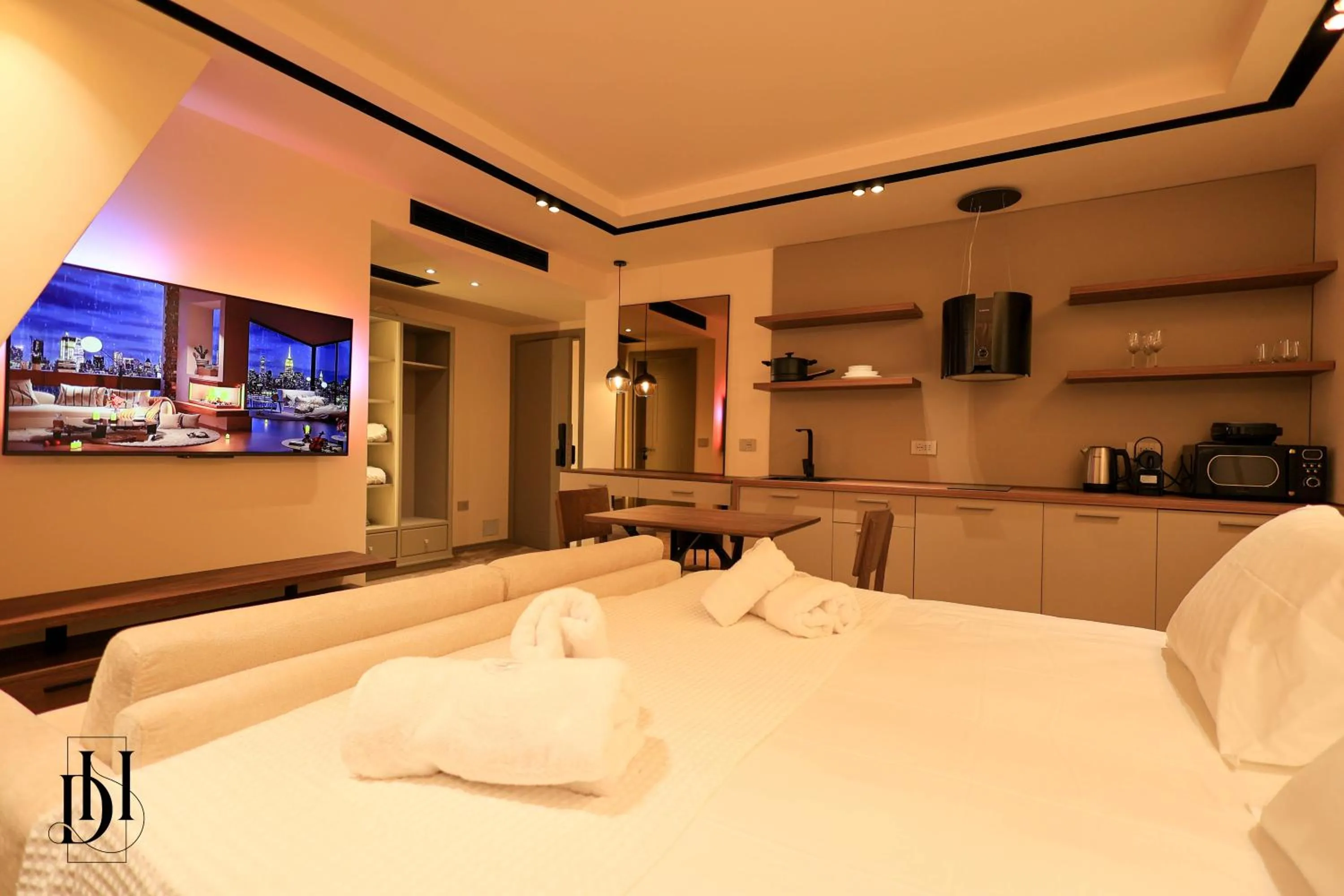 TV and multimedia, Bed in DeHa Rooms & Apartments