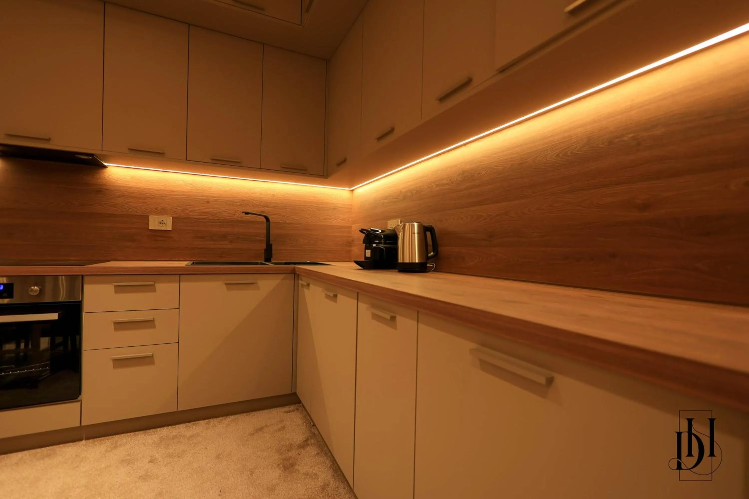 Kitchen or kitchenette in DeHa Rooms & Apartments
