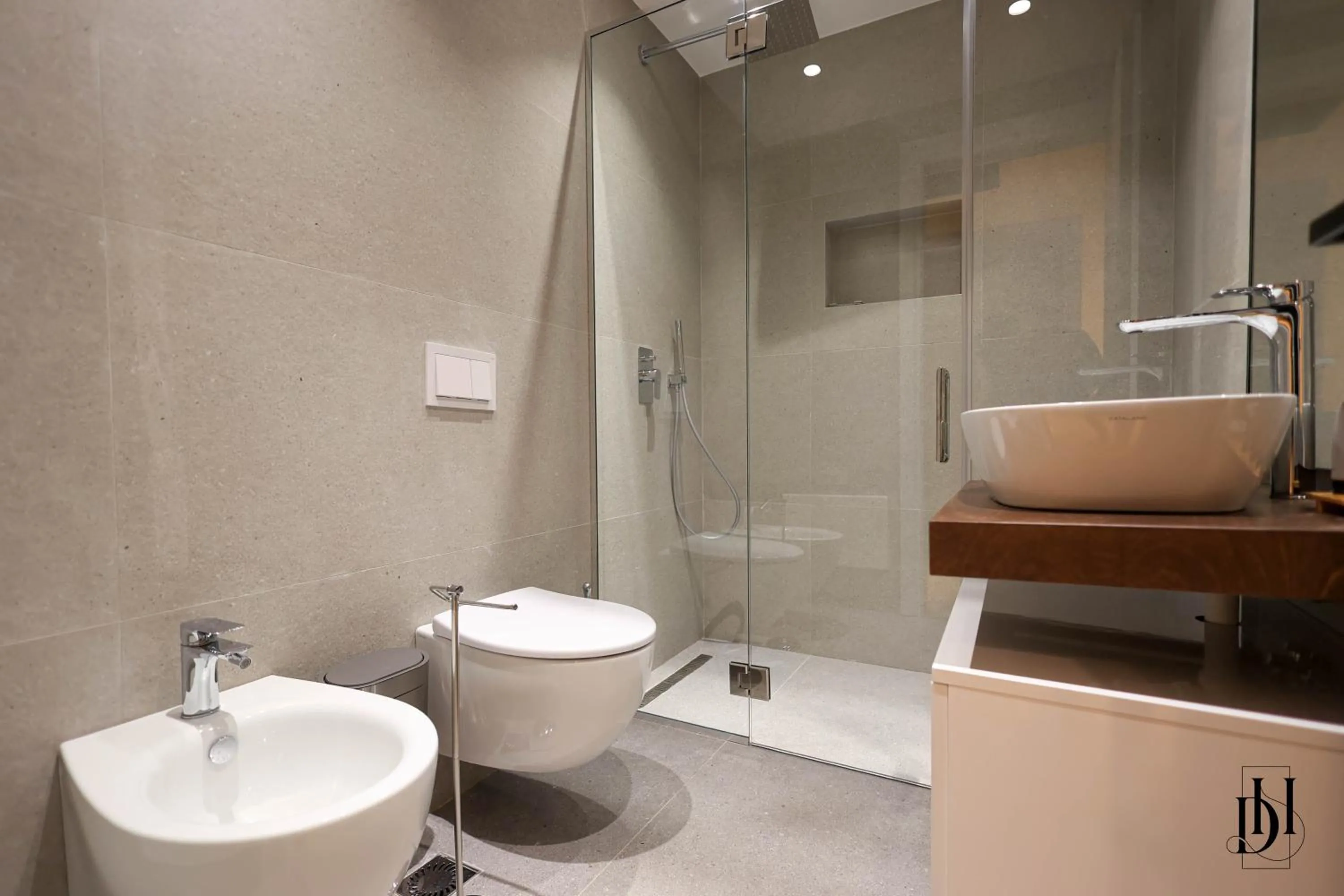 Shower in DeHa Rooms & Apartments