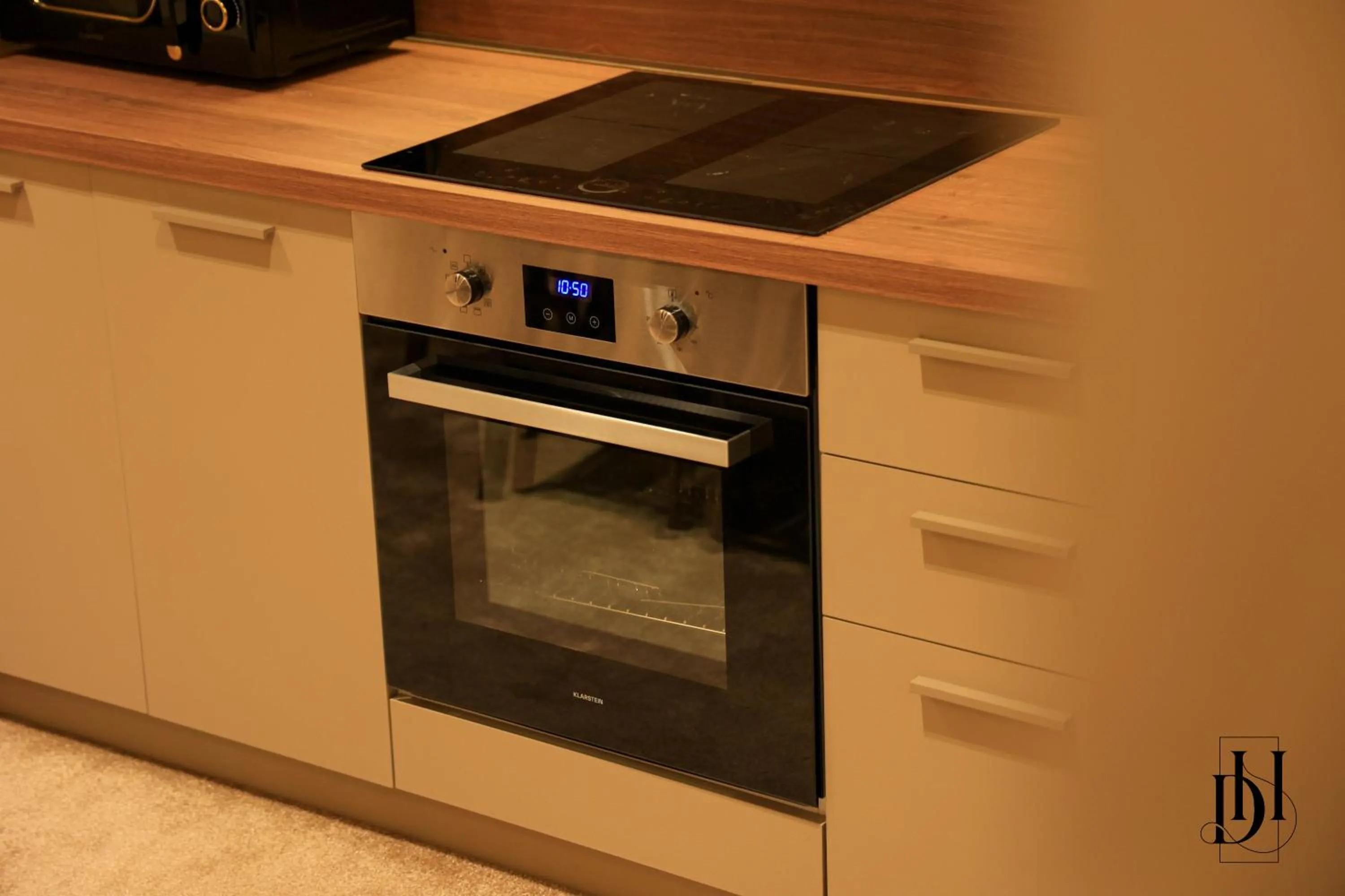 oven in DeHa Rooms & Apartments