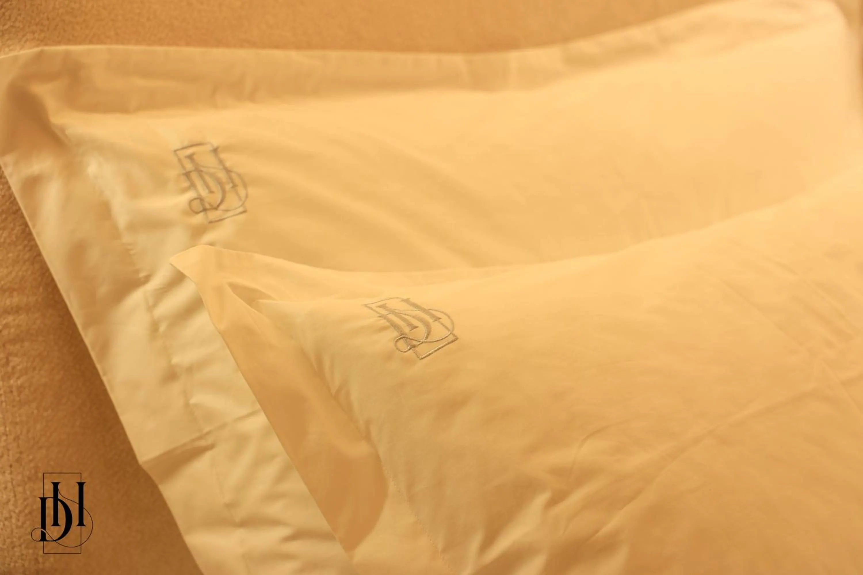 Property logo or sign, Bed in DeHa Rooms & Apartments