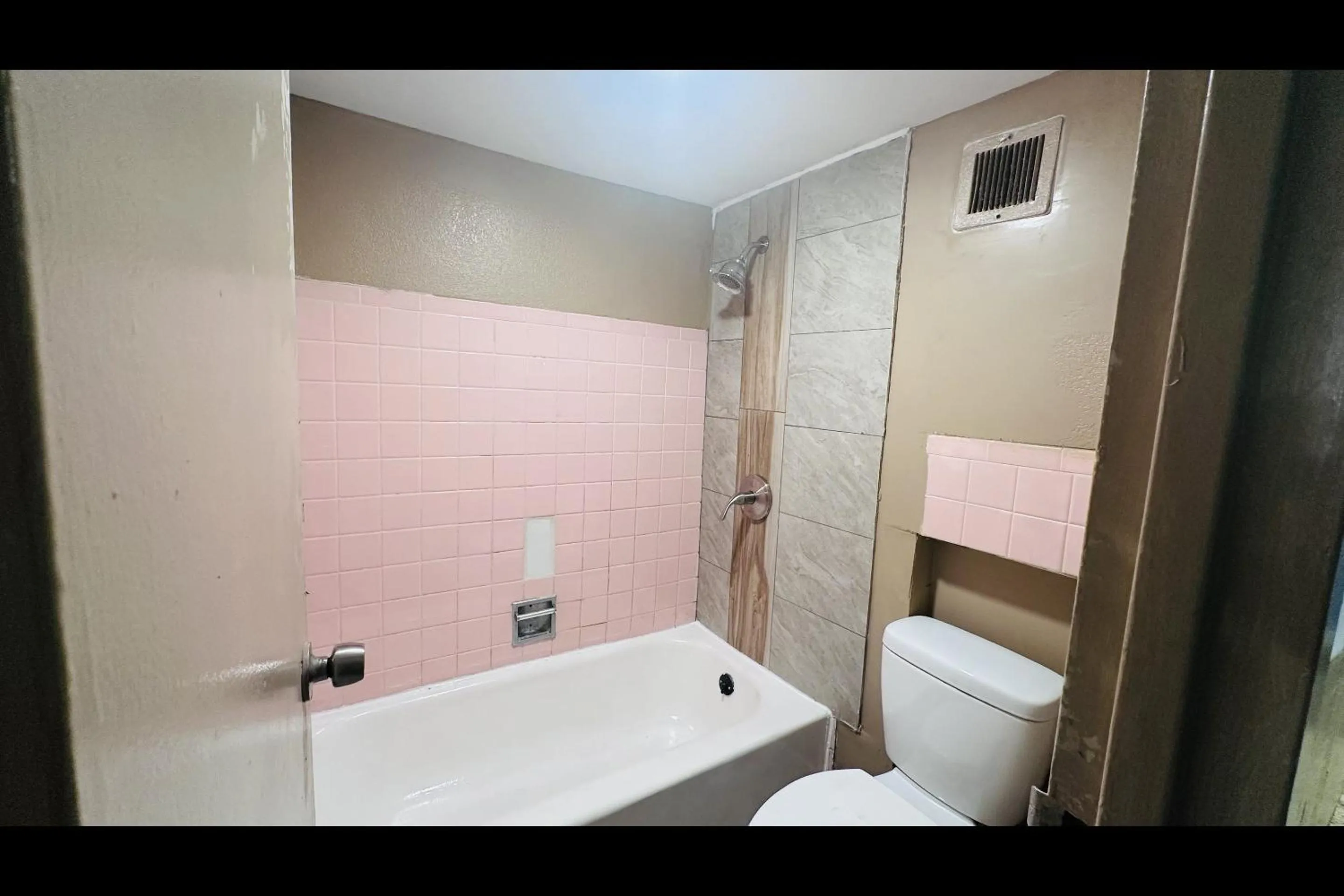 Bathroom in Hallmark Inn By OYO Fort Wayne