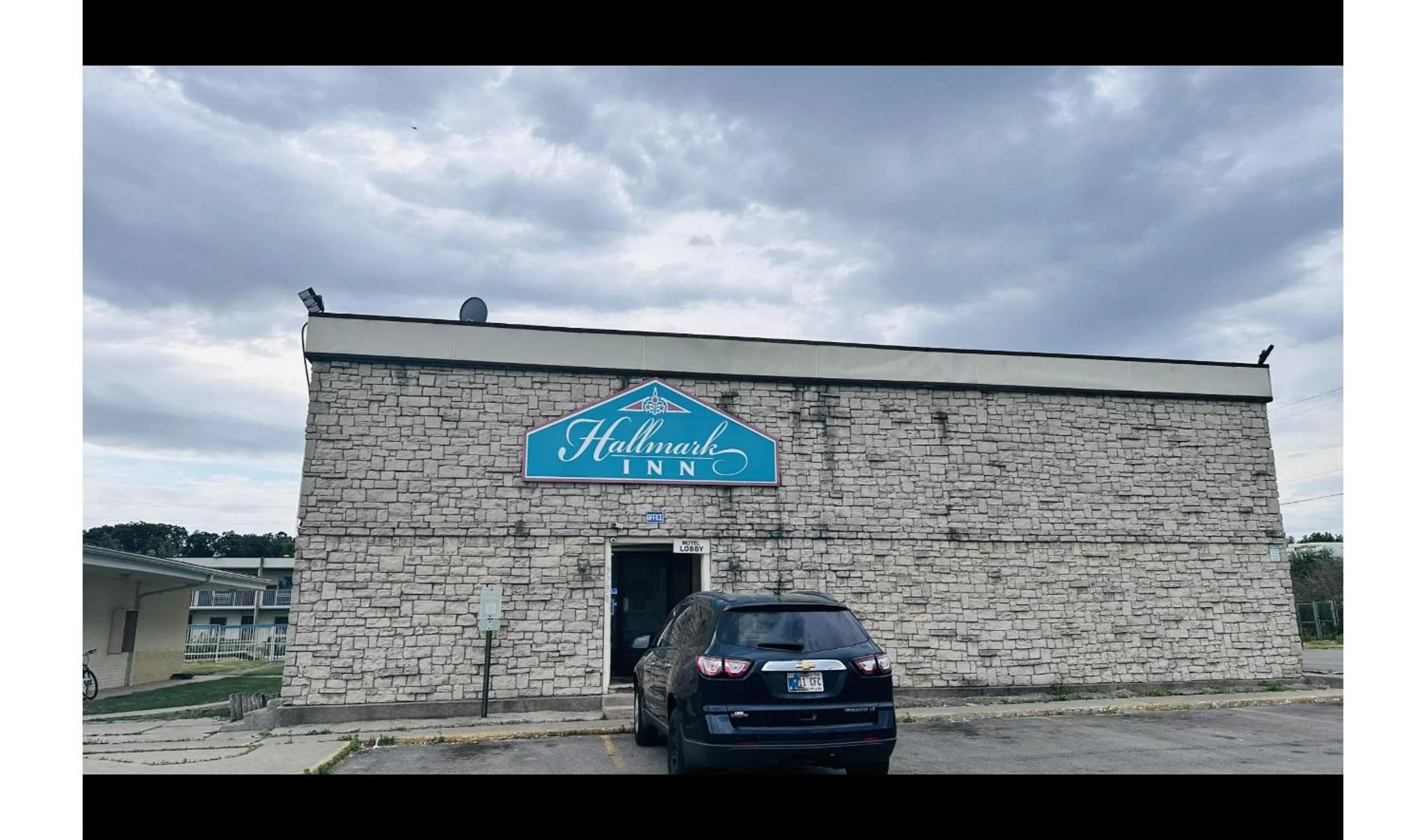 Facade/entrance in Hallmark Inn By OYO Fort Wayne