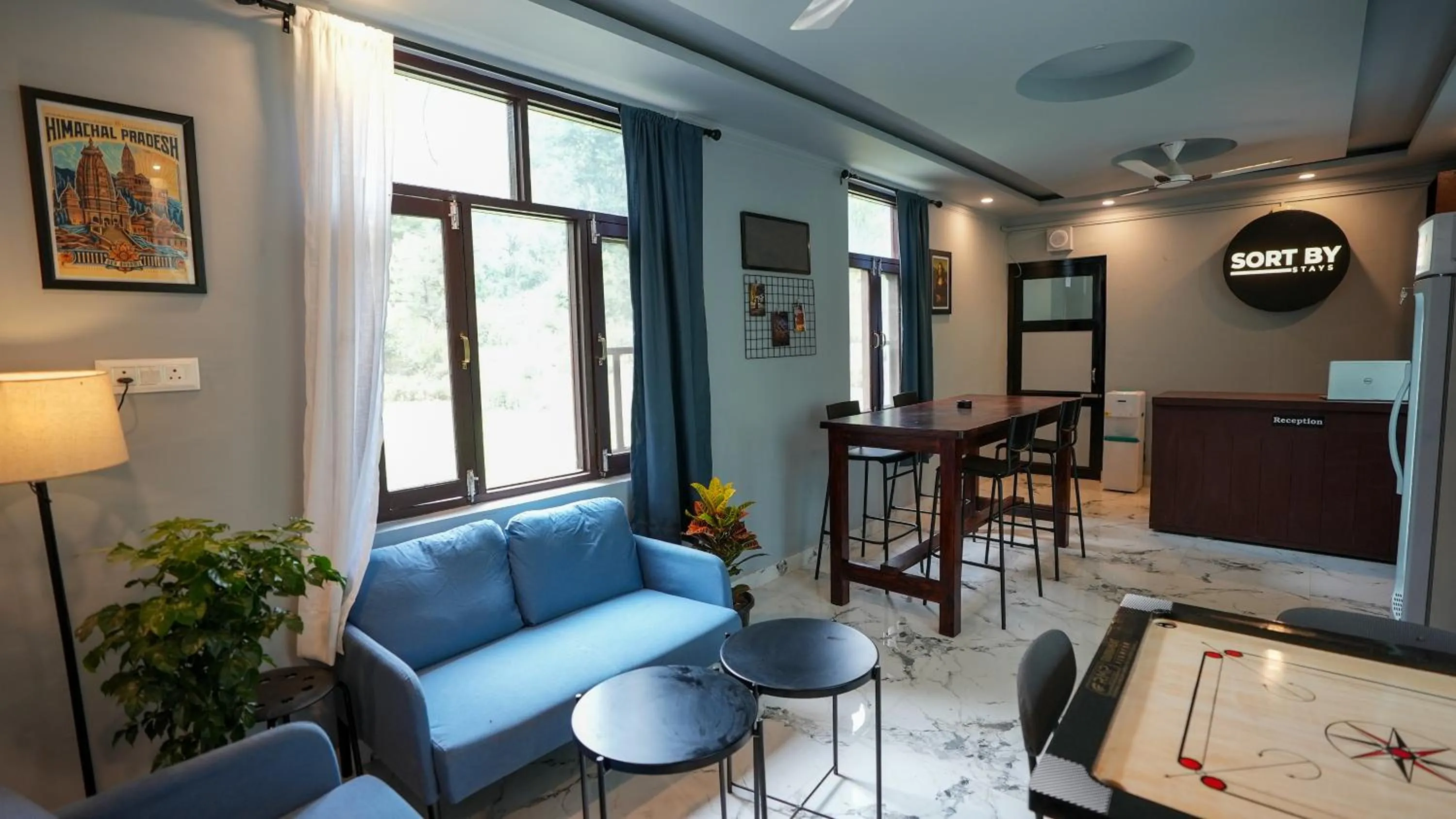 Communal lounge/ TV room in Sort By Stays, Kareri