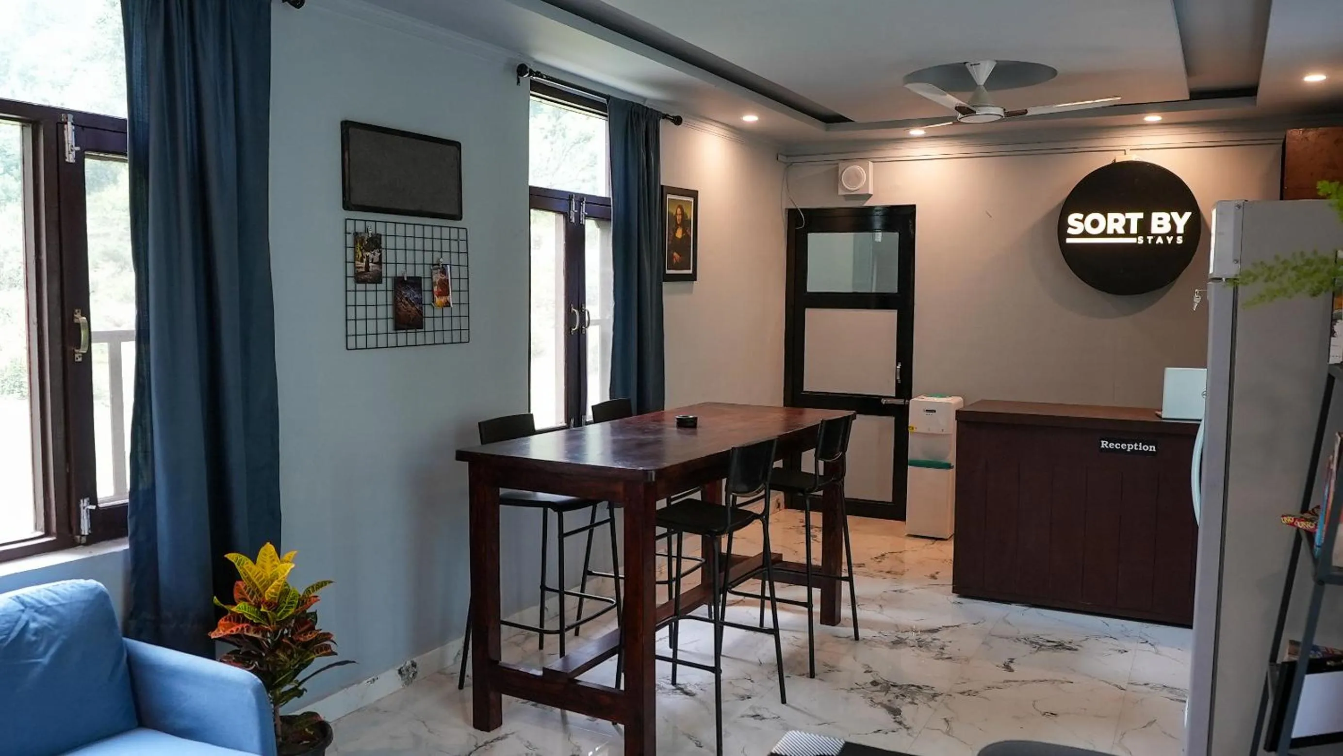 Living room in Sort By Stays, Kareri