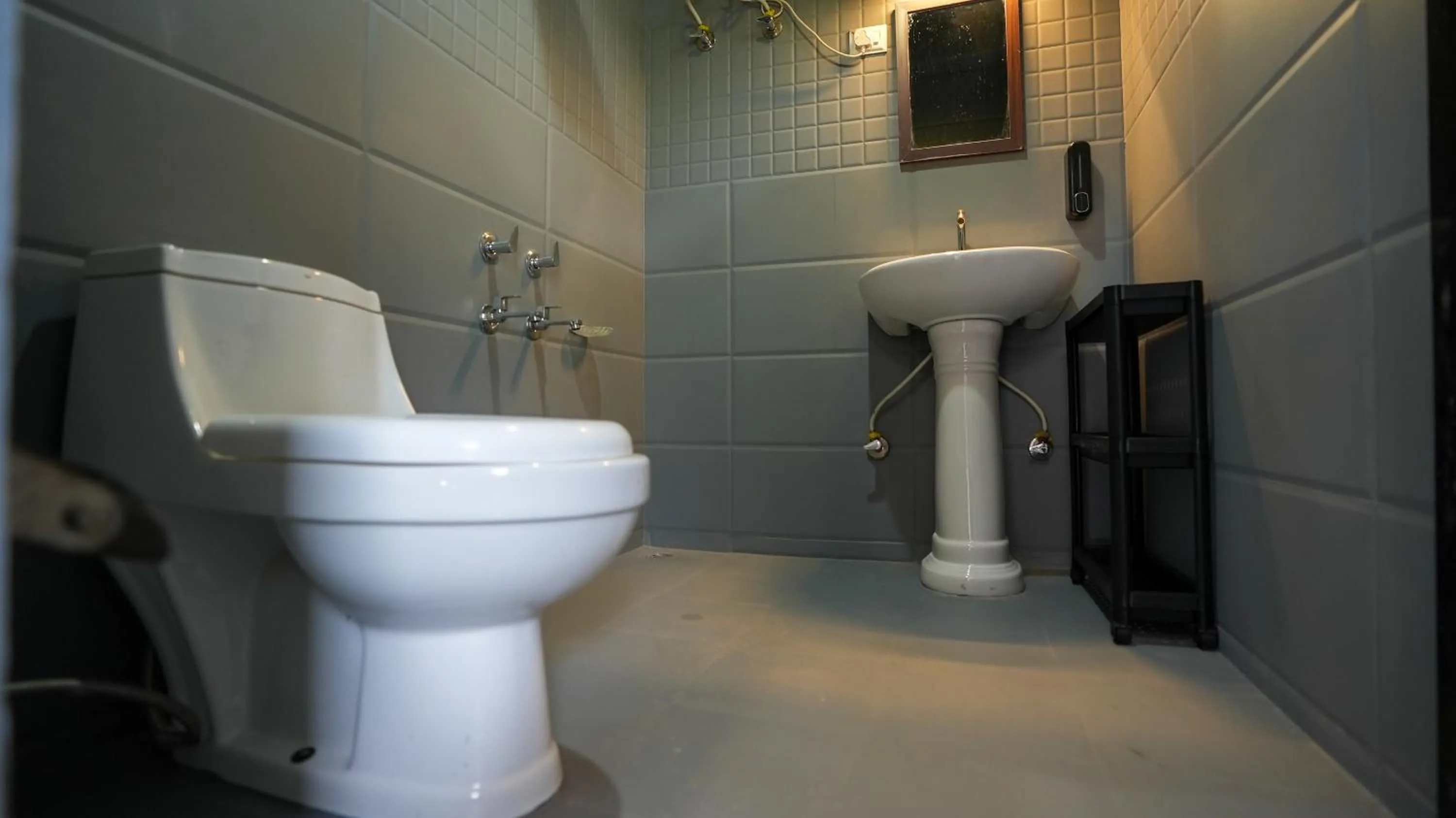 Toilet in Sort By Stays, Kareri