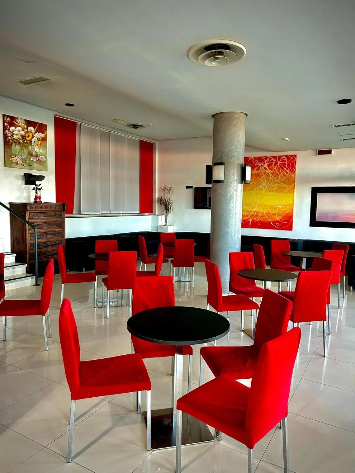 Communal lounge/ TV room in Hotel Sacramora