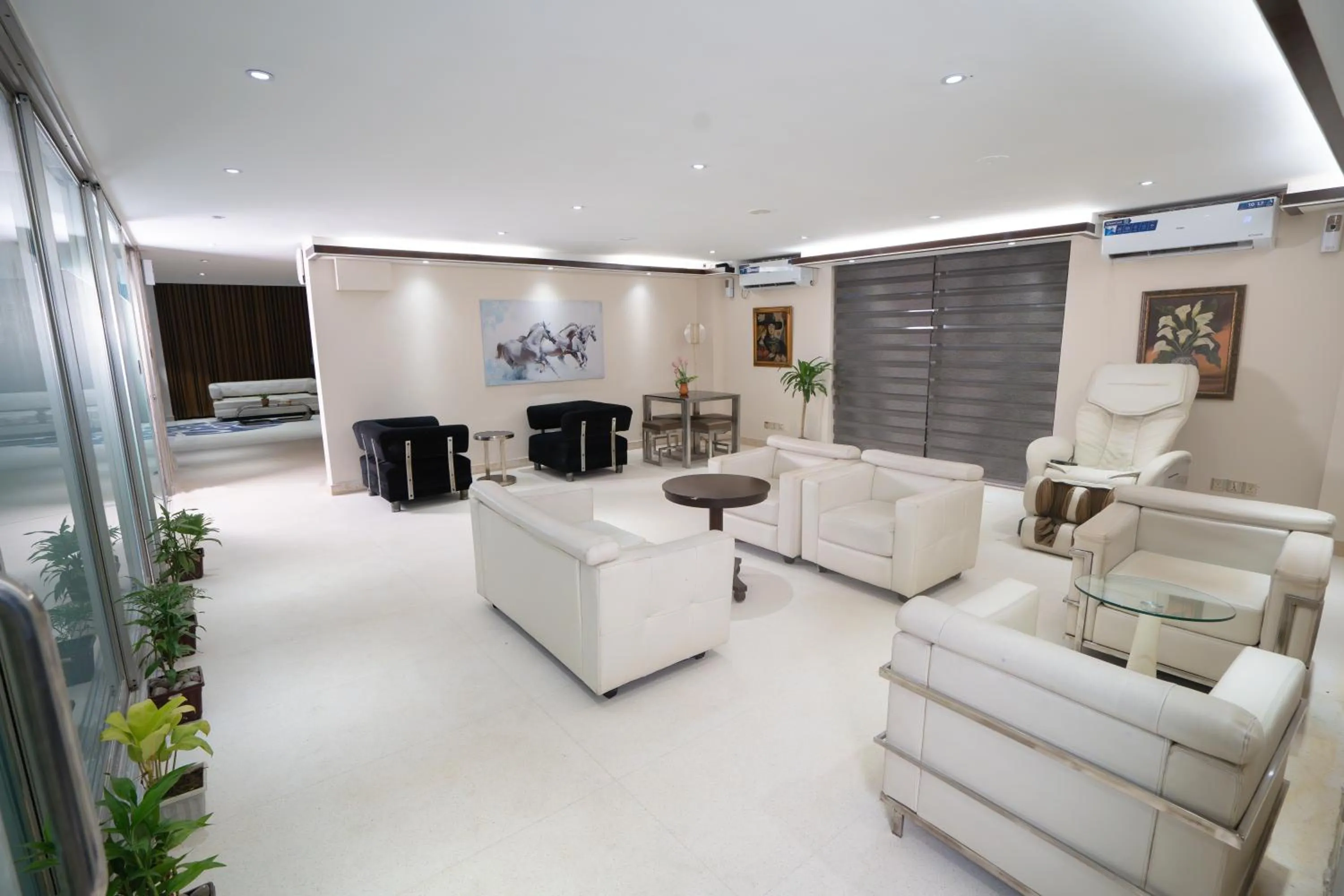 Restaurant/places to eat in Royal Residence Dhaka