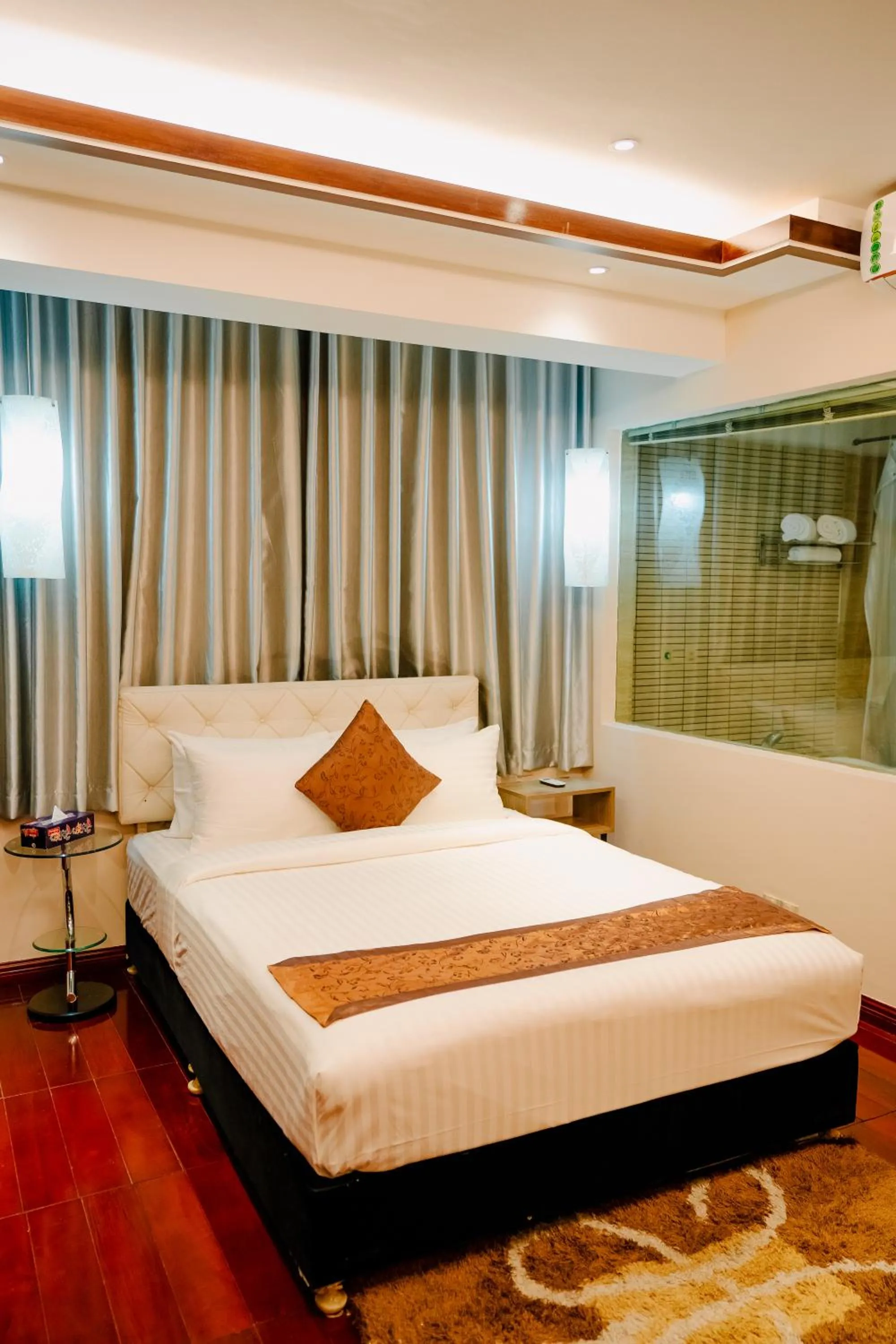 Shower, Bed in Royal Residence Dhaka