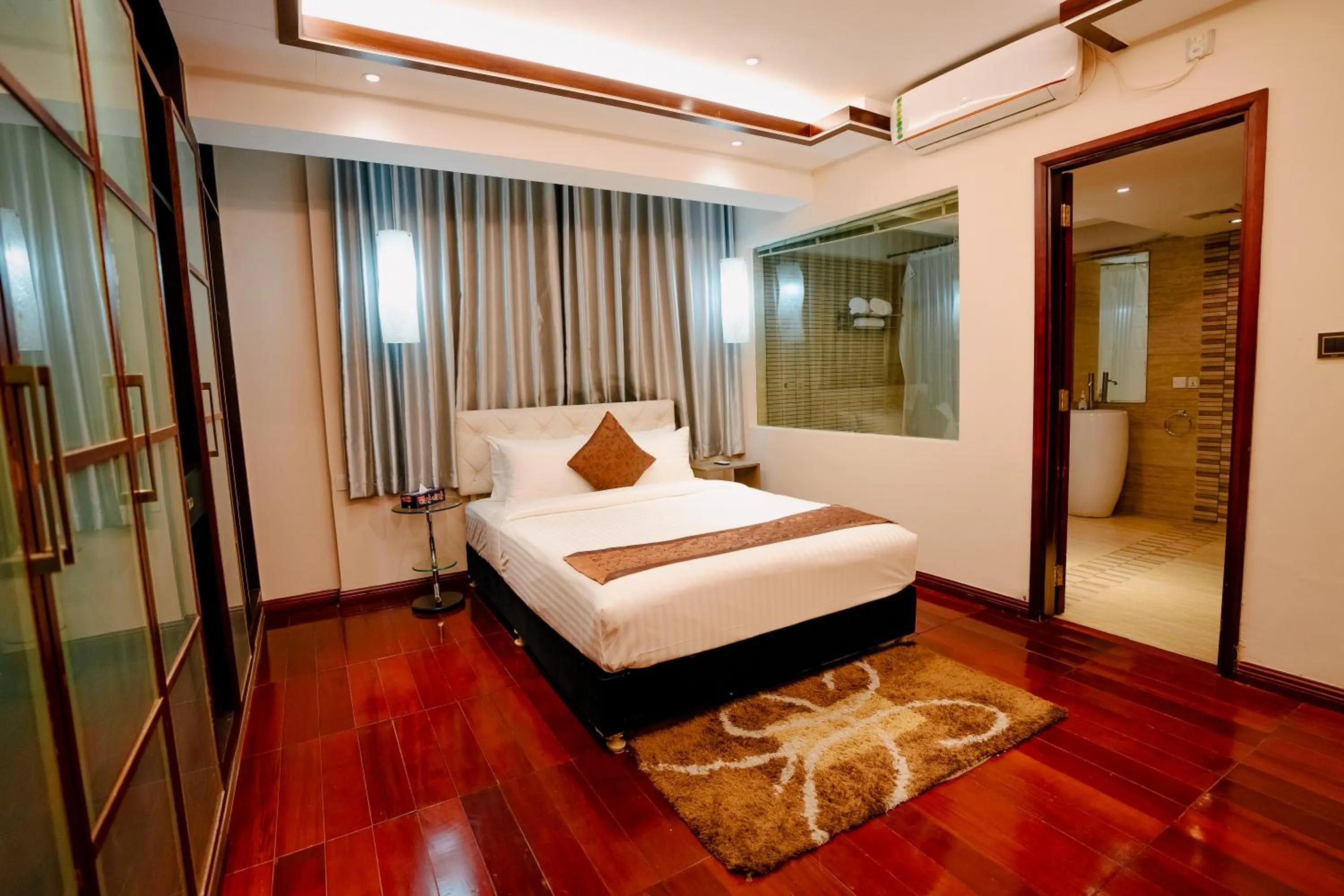 Shower, Bed in Royal Residence Dhaka