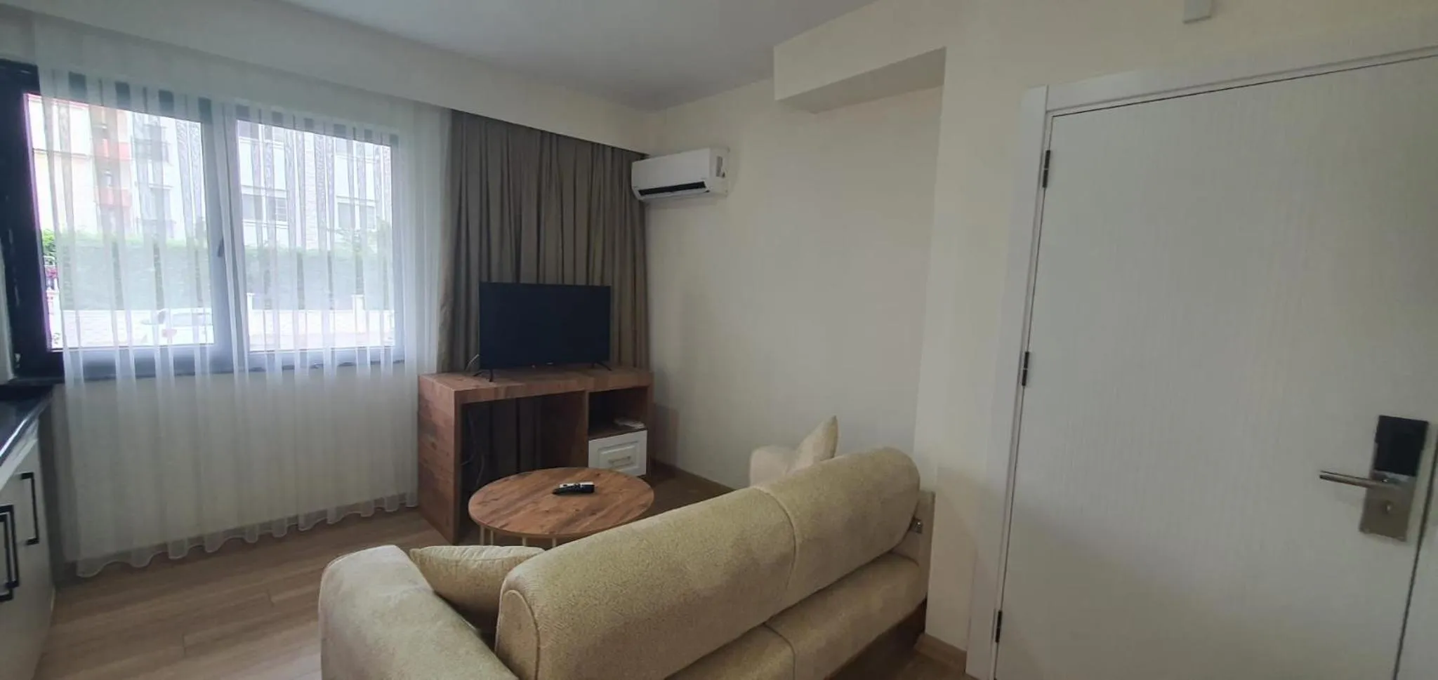 Communal lounge/ TV room in Petra Port Hotel