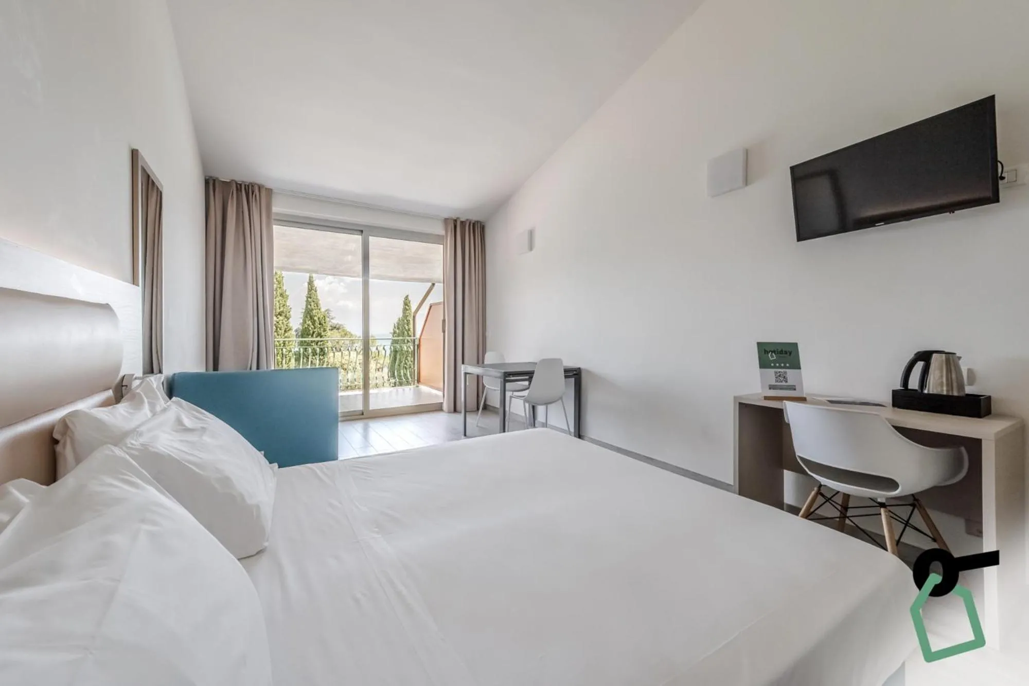 Bedroom, Bed in HOTIDAY Apartments Desenzano
