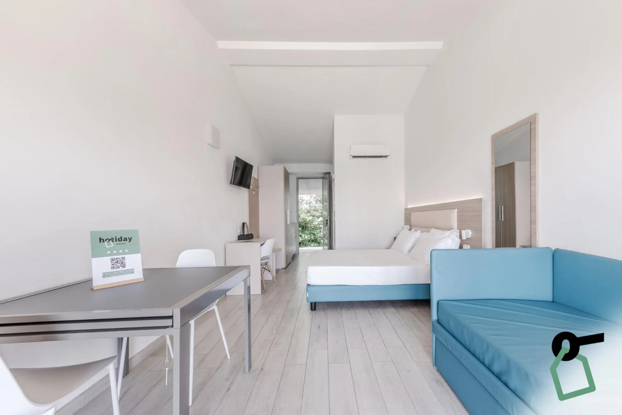 Bedroom, Bed in HOTIDAY Apartments Desenzano