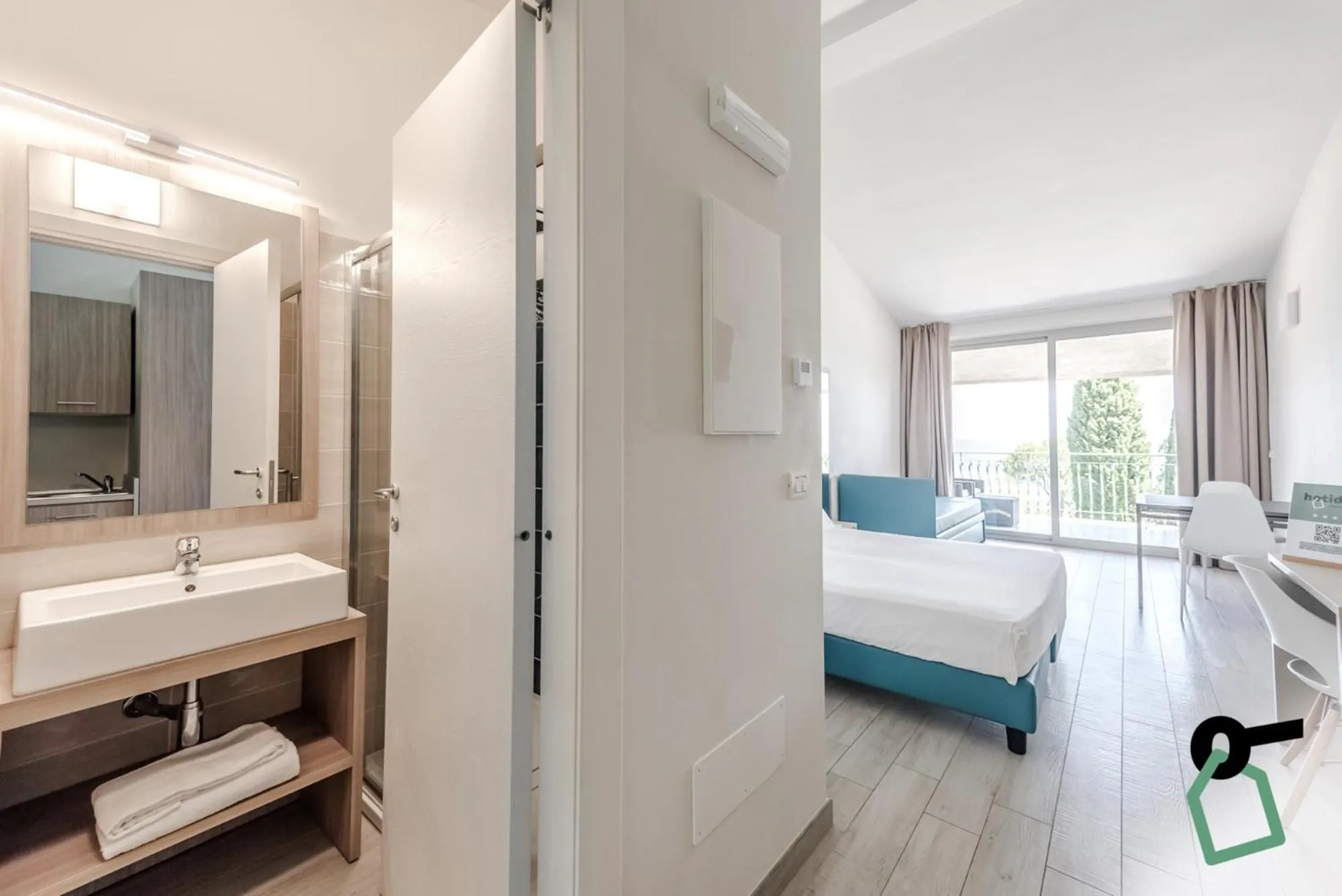 Bedroom, Bed in HOTIDAY Apartments Desenzano