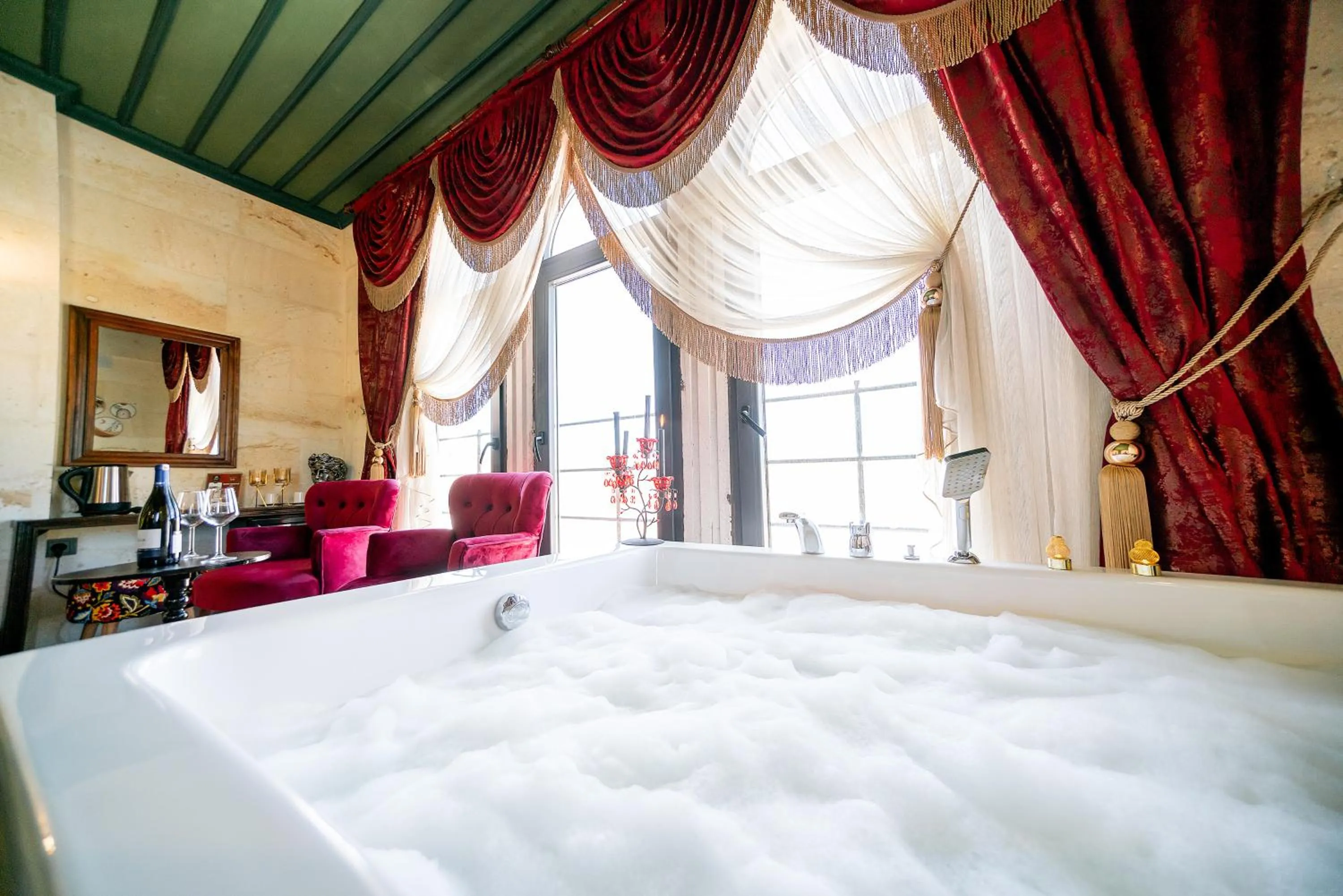 Hot Tub, Bed in Abra Stone House