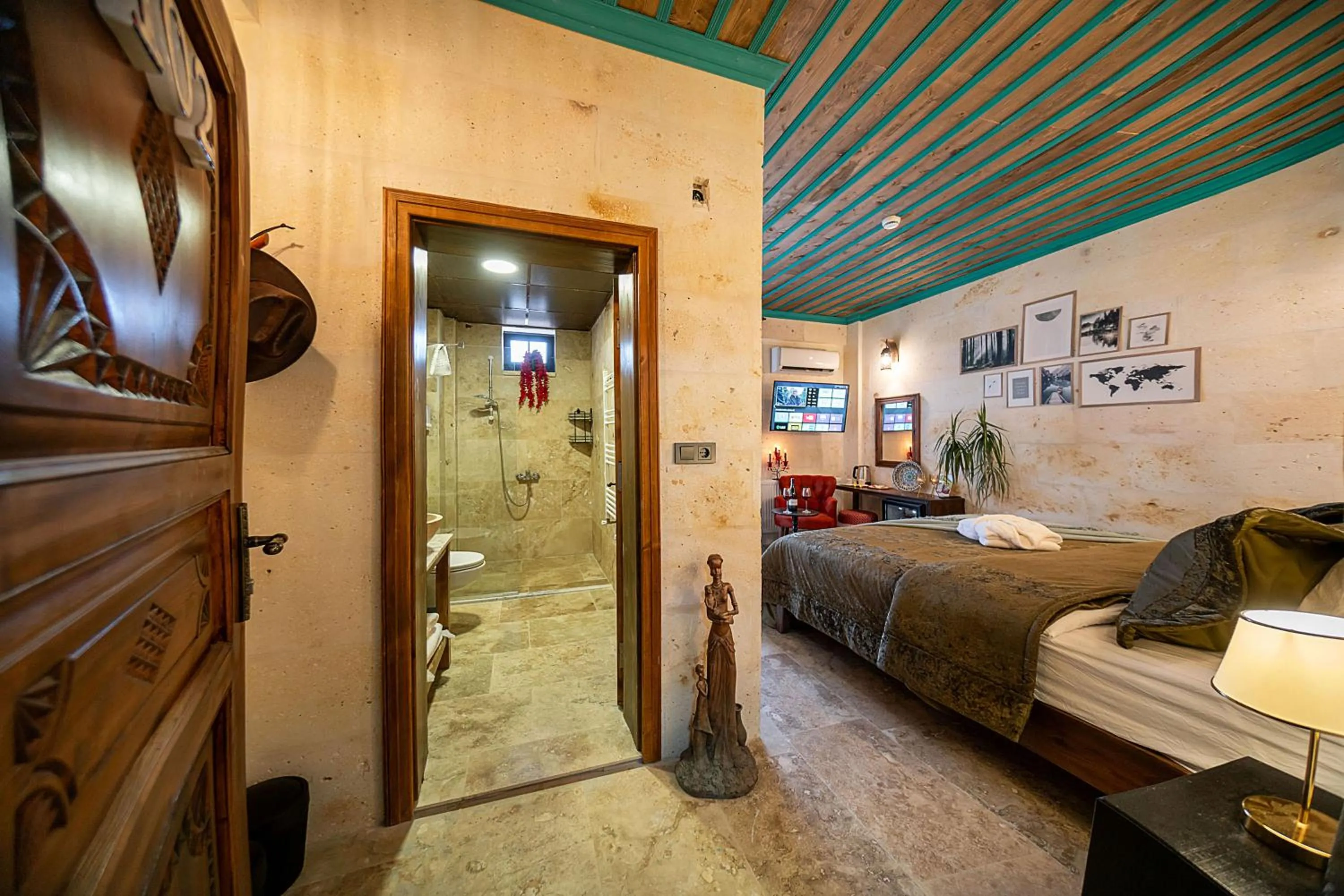 Shower, Bed in Abra Stone House