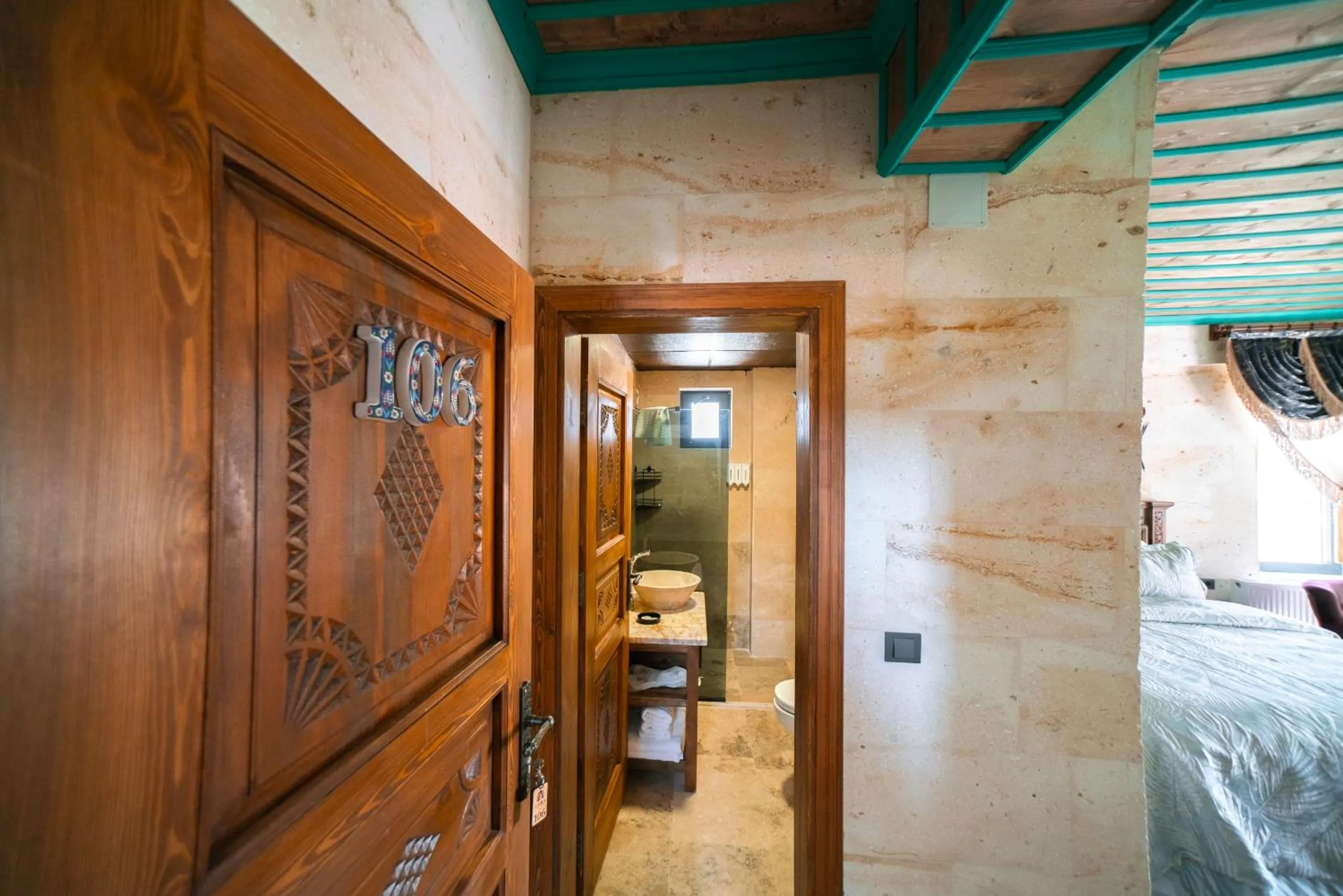 Shower, Bed in Abra Stone House