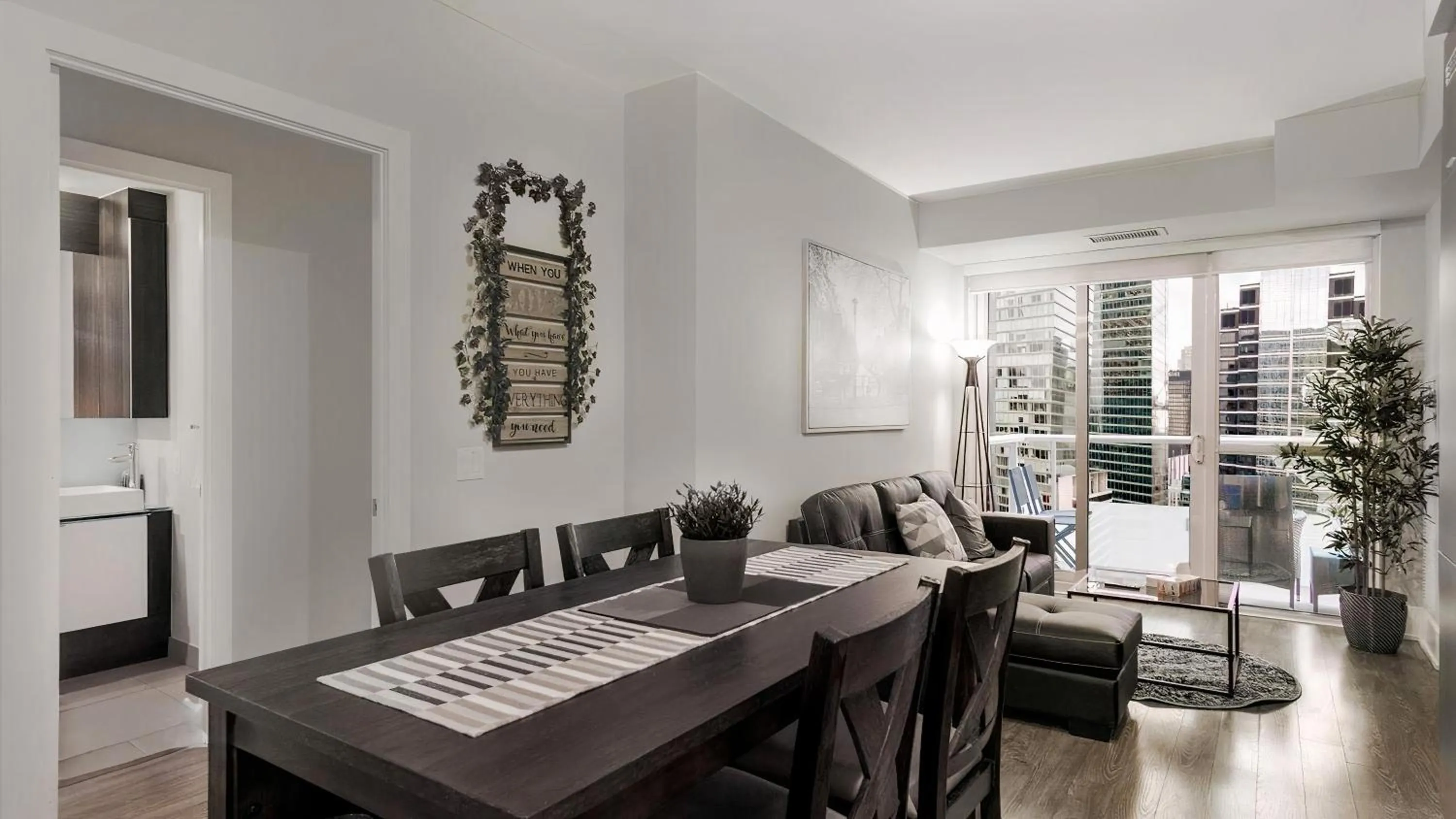 Skyline Suites - Walk to MTCC, ACC, Rogers Centre & Entertainment District