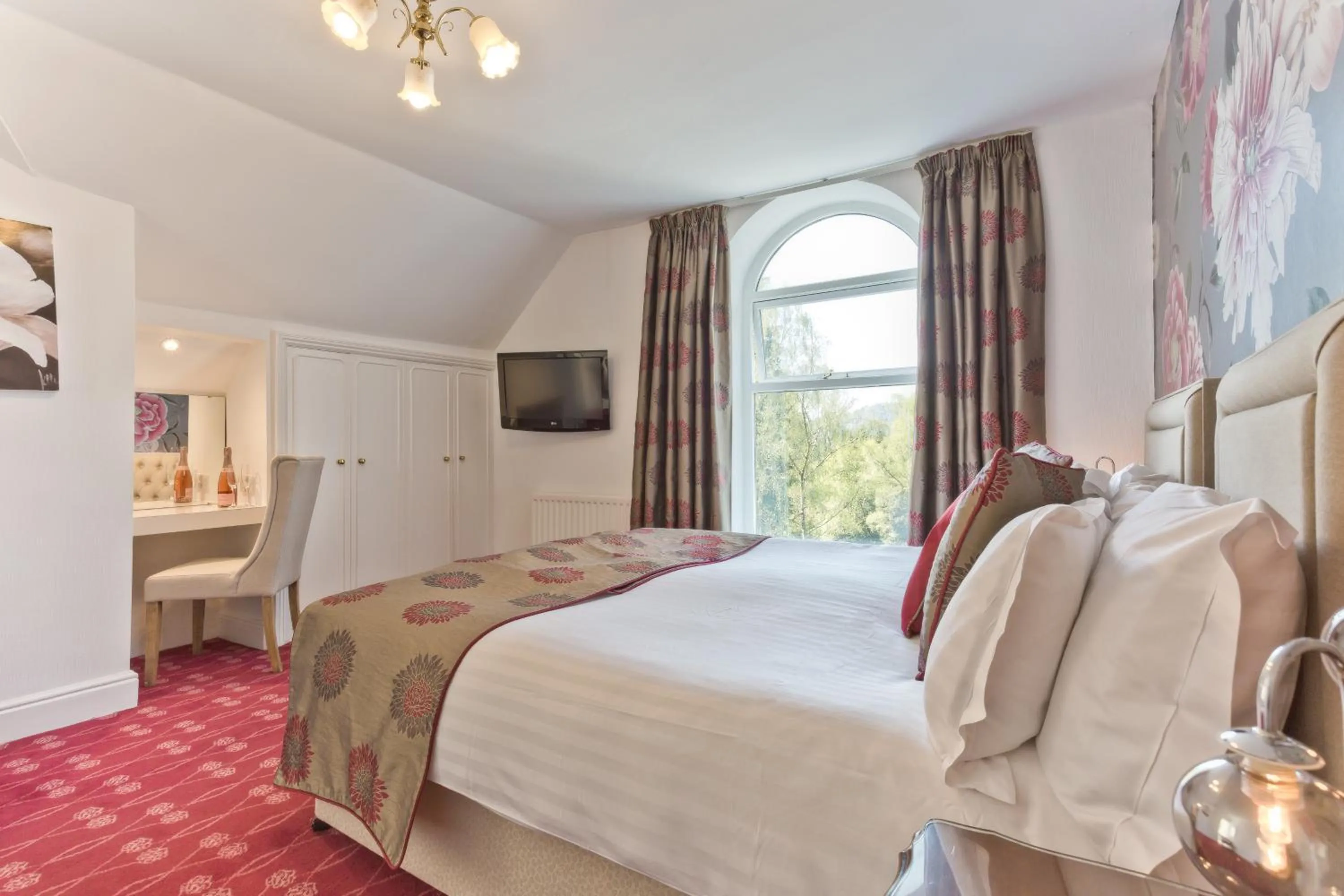 Photo of the whole room, Bed in Burn How Garden Hotel - Bowness on Windermere
