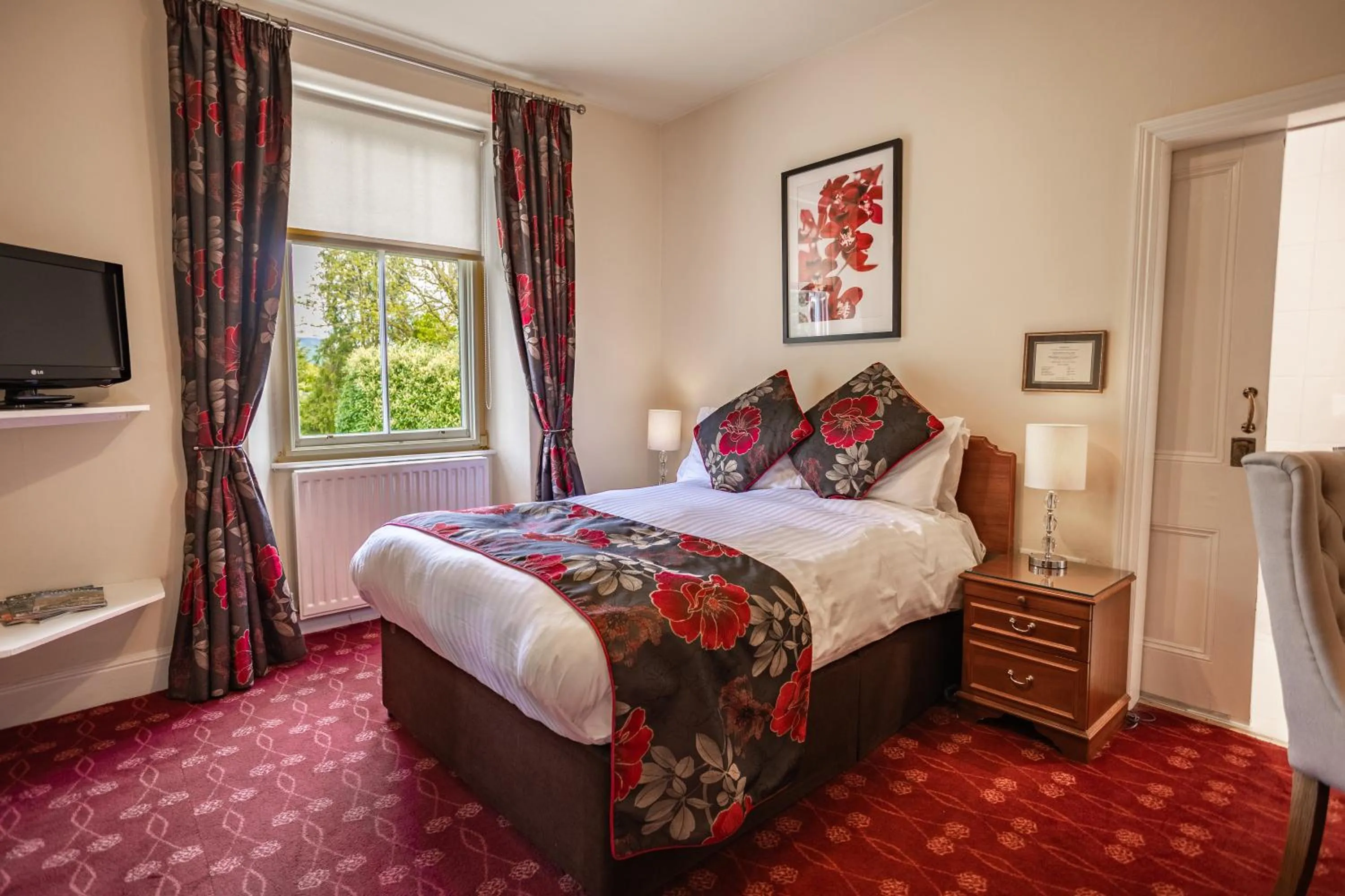 Bedroom, Bed in Burn How Garden Hotel - Bowness on Windermere