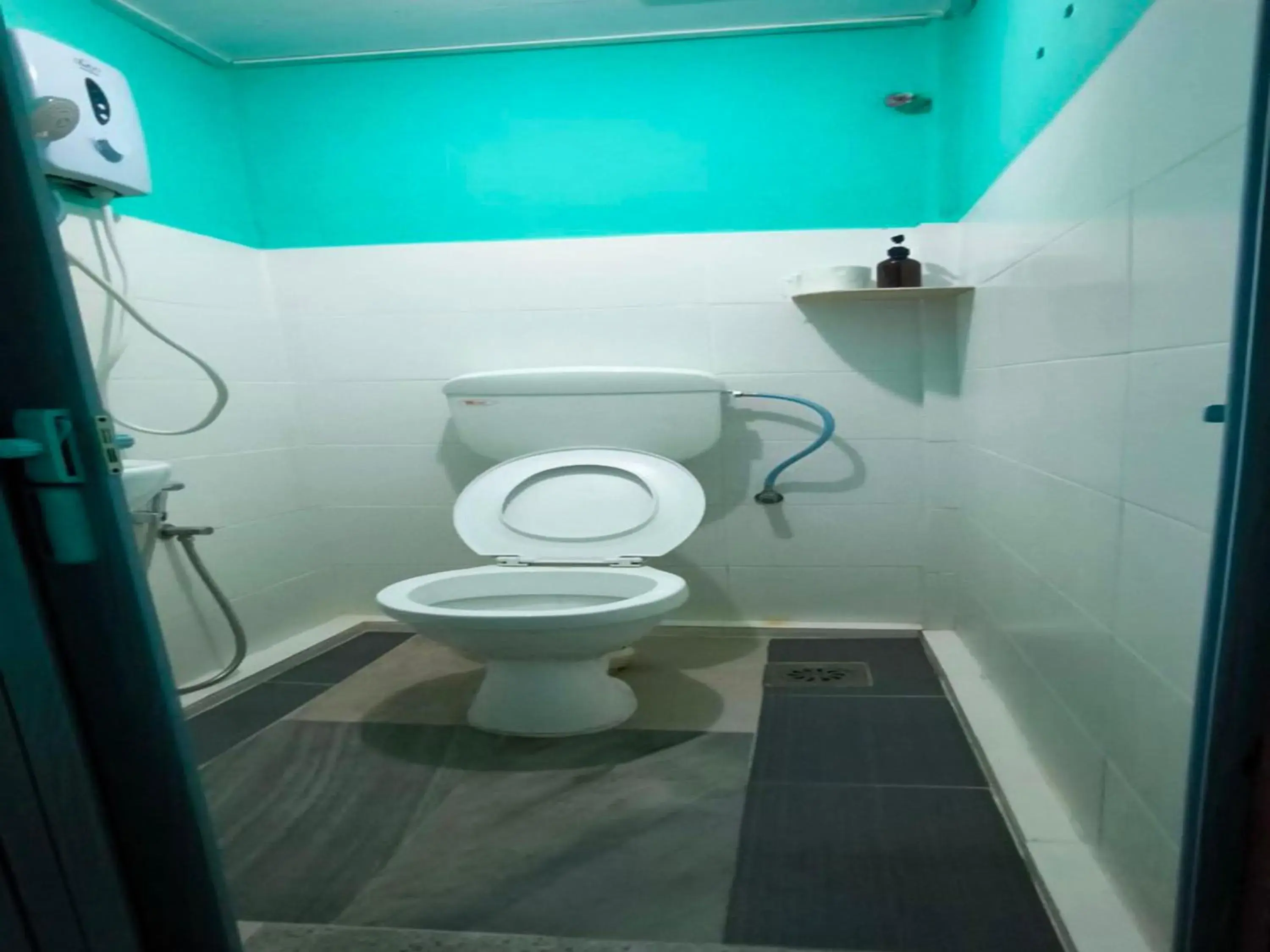 Bathroom in OYO 91012 Cenang Motel Bathroom in OYO 91012 Cenang Motel