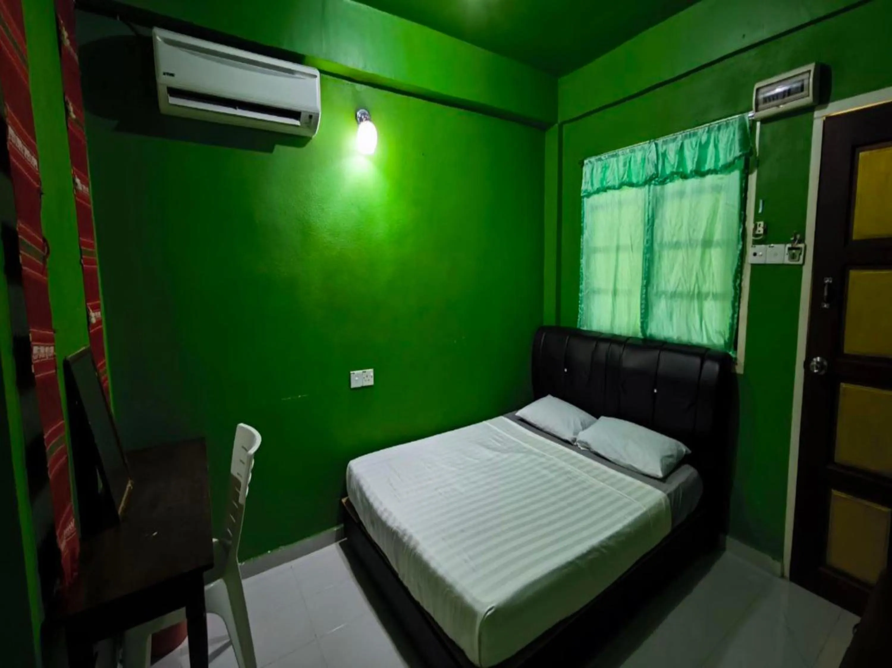 Bedroom in OYO 91012 Cenang Motel