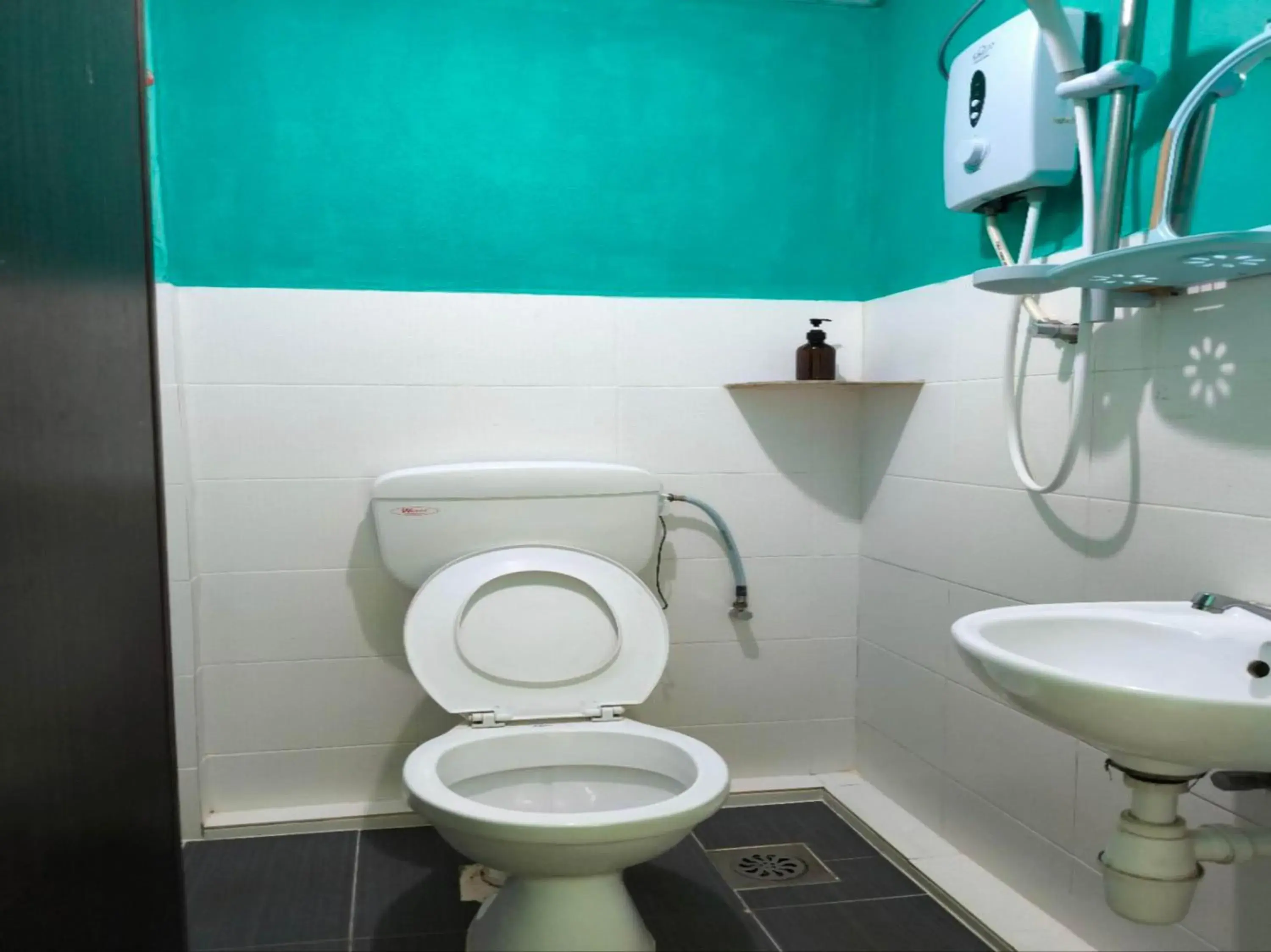 Bathroom in OYO 91012 Cenang Motel Bathroom in OYO 91012 Cenang Motel