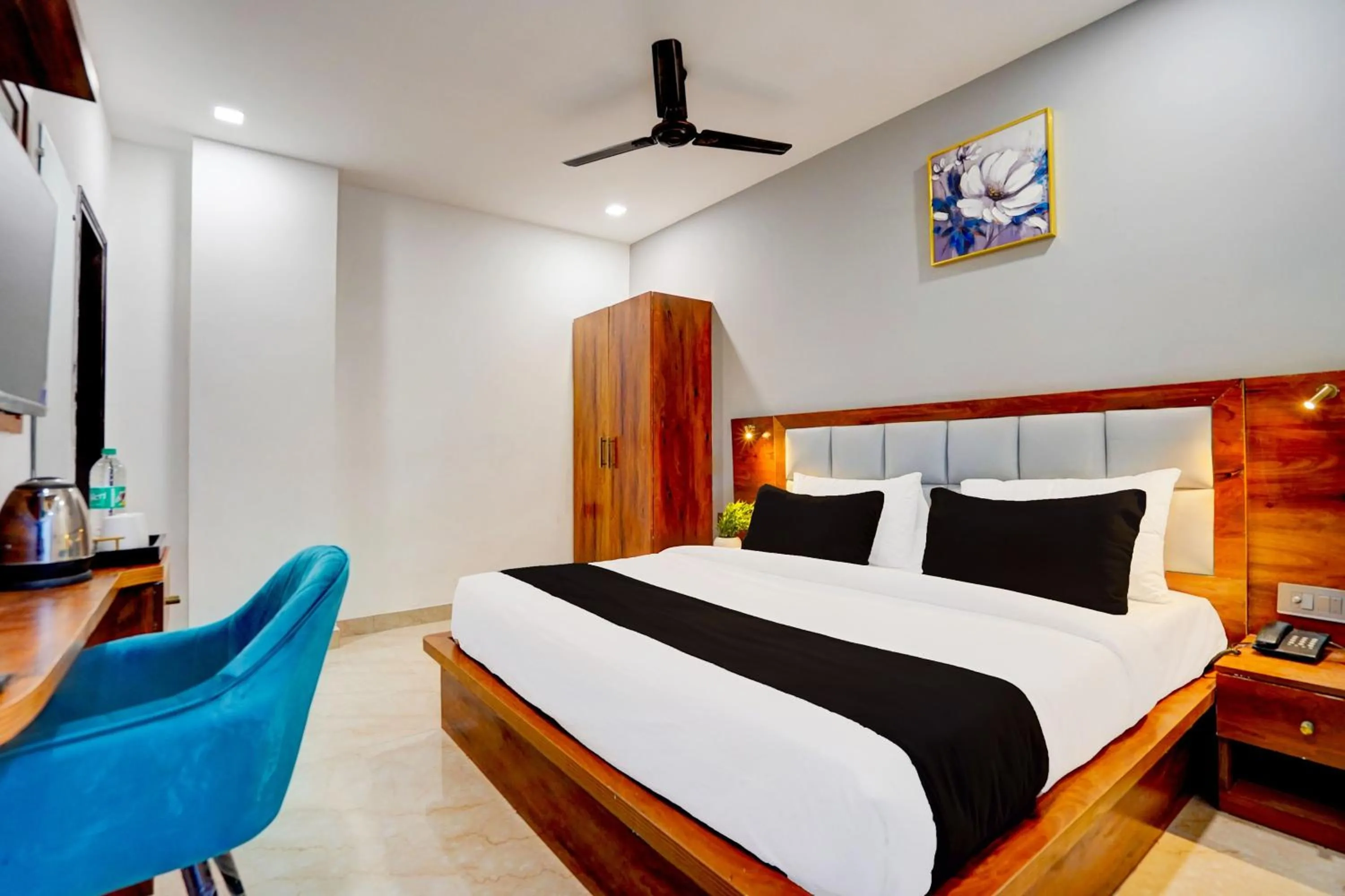 Super Townhouse Status By Sbg Near Anand Vihar Vaishali Metro Station