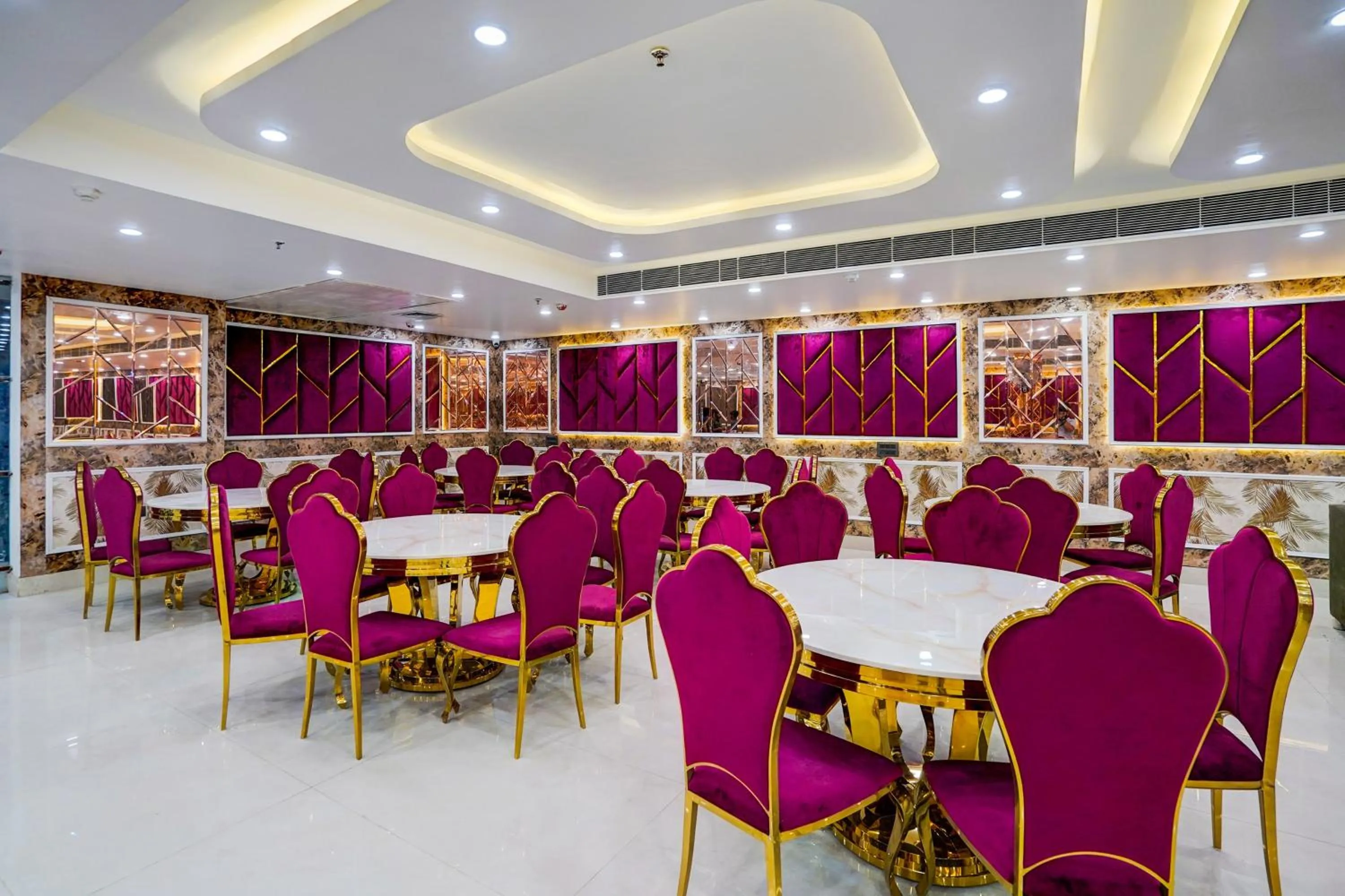 Restaurant/places to eat in Townhouse GRAND ADDRESS HOTEL AND BANQUET