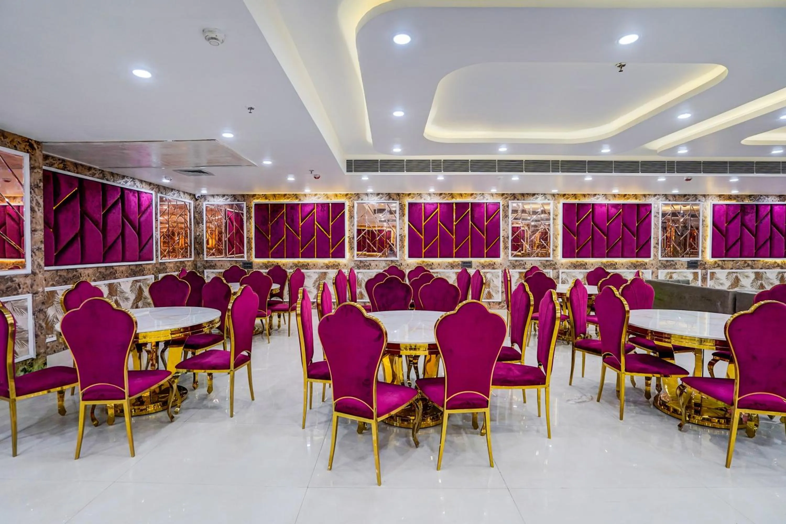 Restaurant/places to eat in Townhouse GRAND ADDRESS HOTEL AND BANQUET