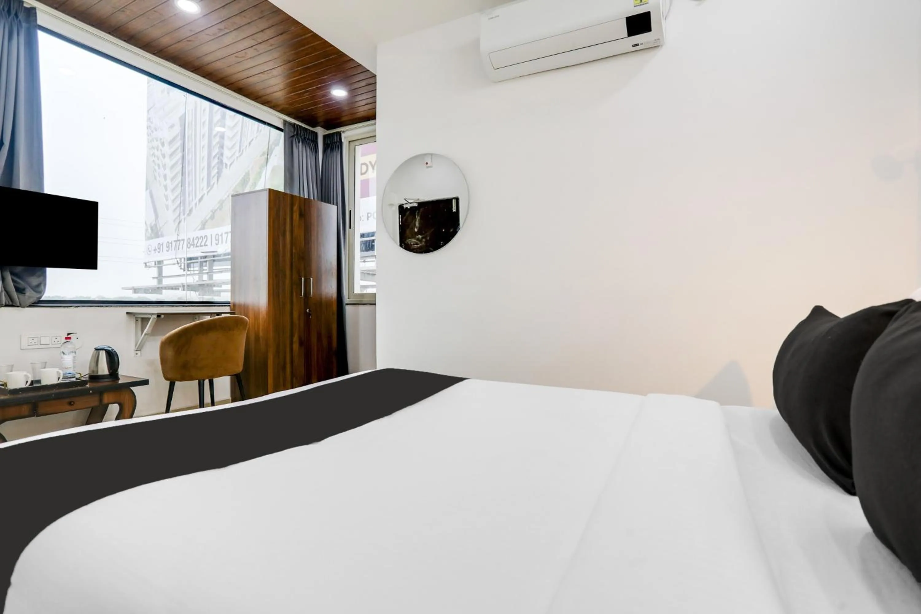 Bedroom, Bed in Super Collection O De Alphabet Hotel