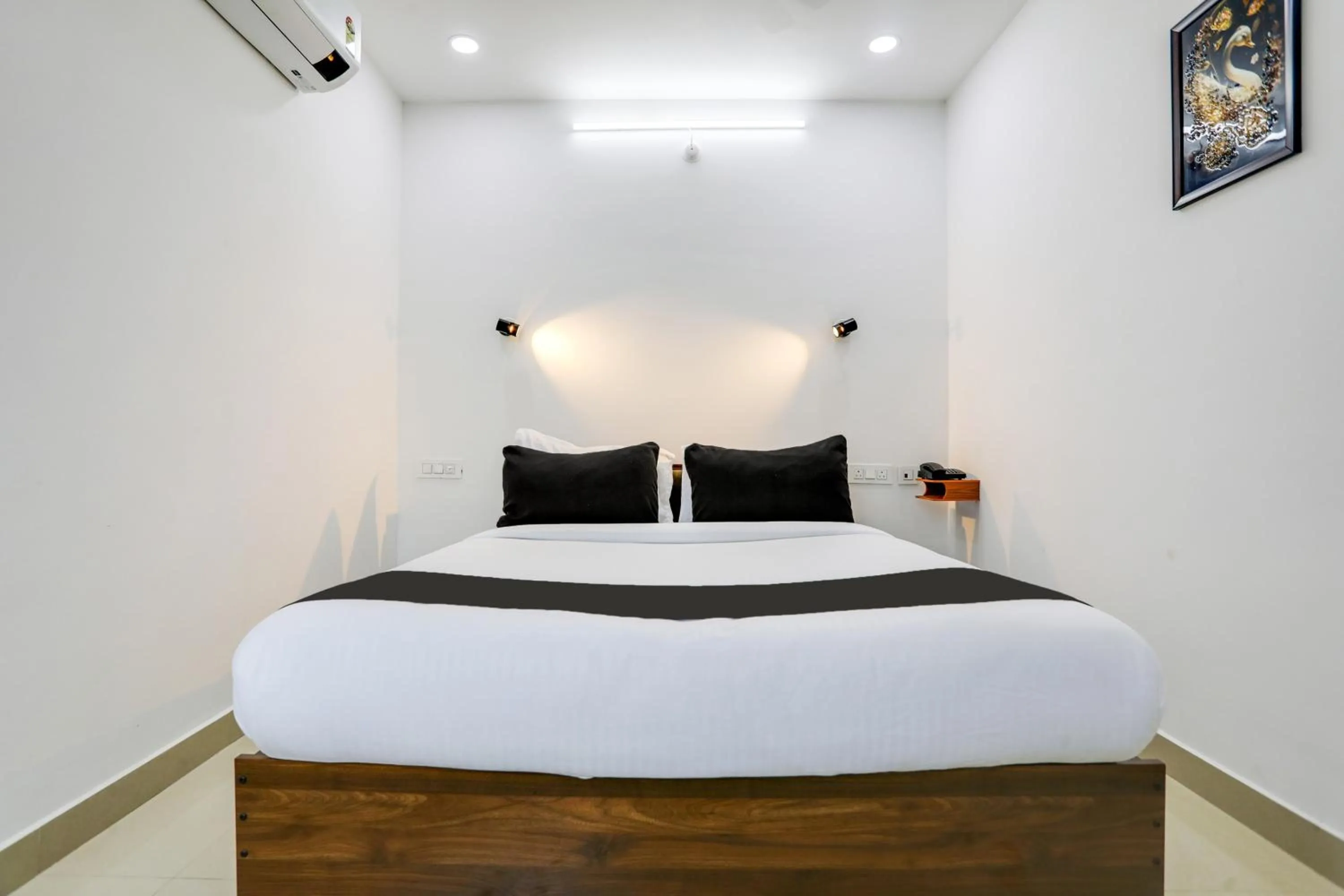 Bedroom, Bed in Super Collection O De Alphabet Hotel