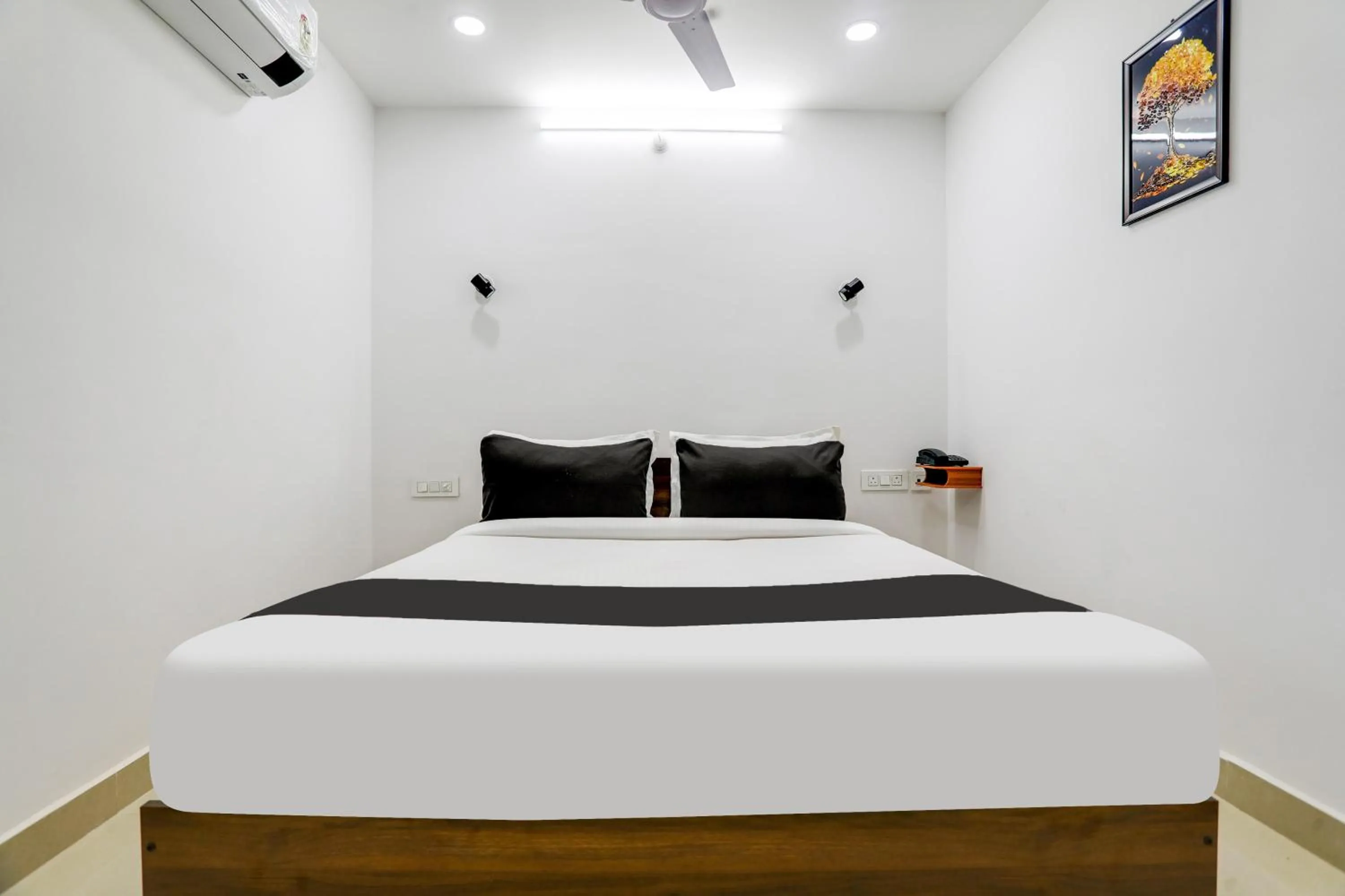 Bedroom, Bed in Super Collection O De Alphabet Hotel