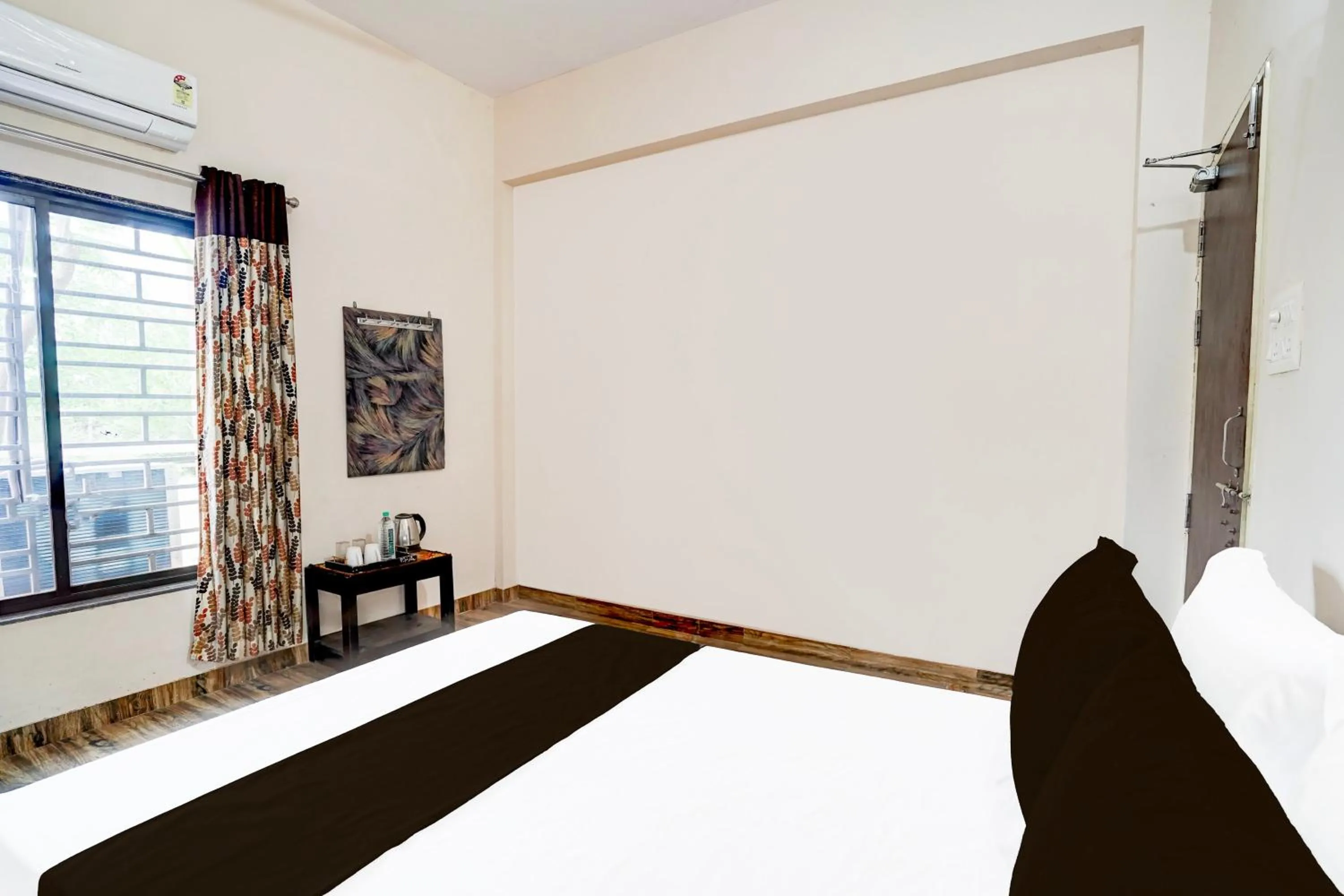 Bedroom, Bed in Hotel O Oyasis.in