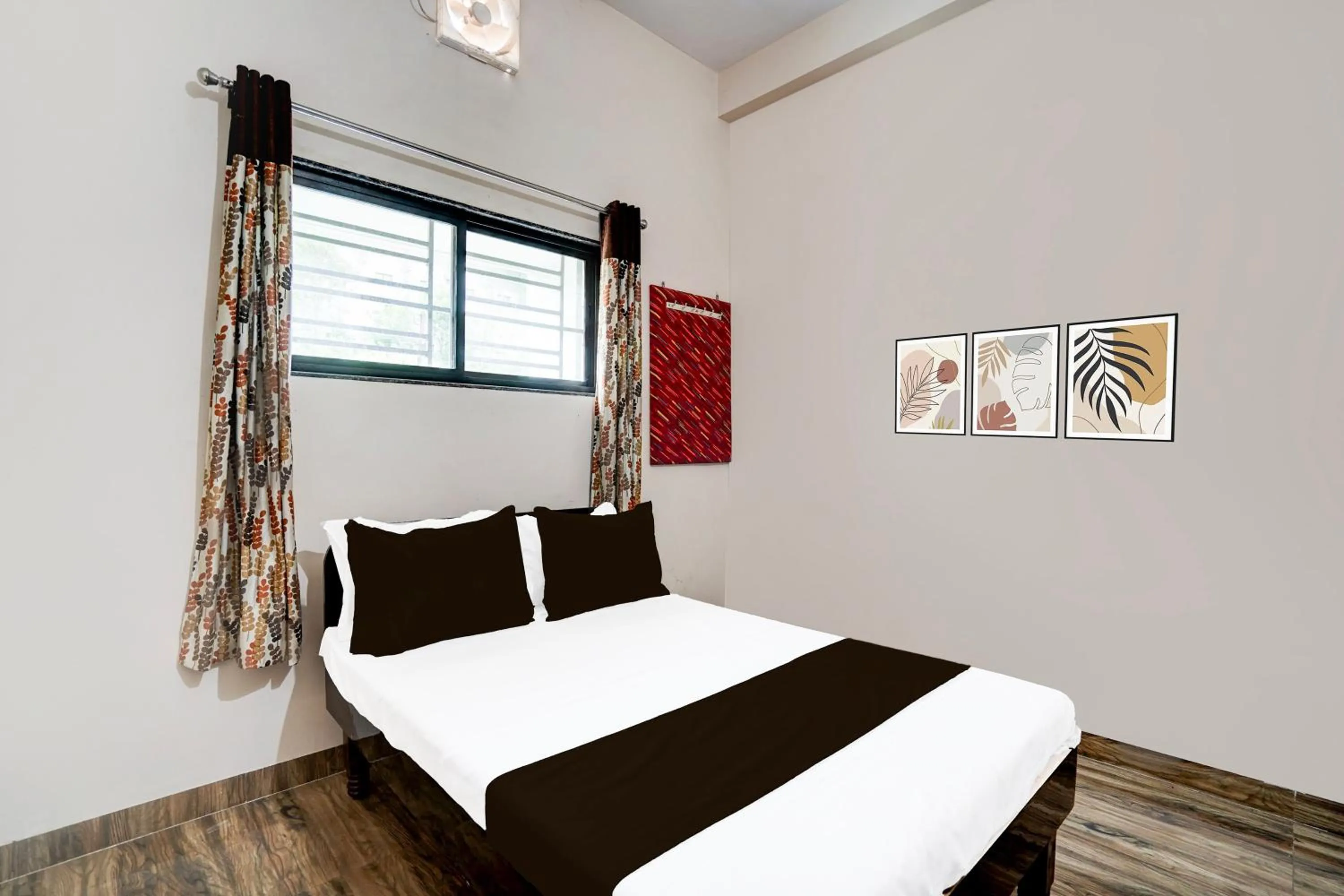 Bedroom, Bed in Hotel O Oyasis.in