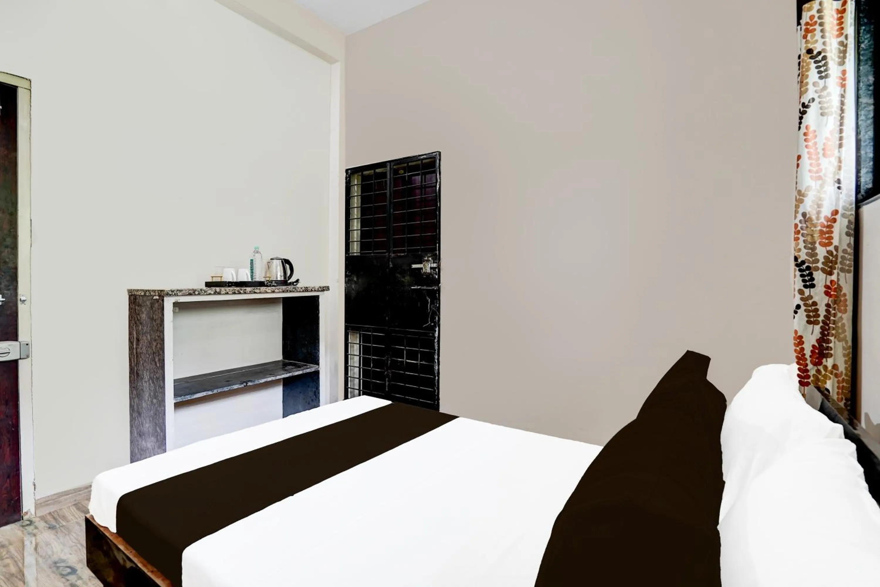 Bedroom, Bed in Hotel O Oyasis.in