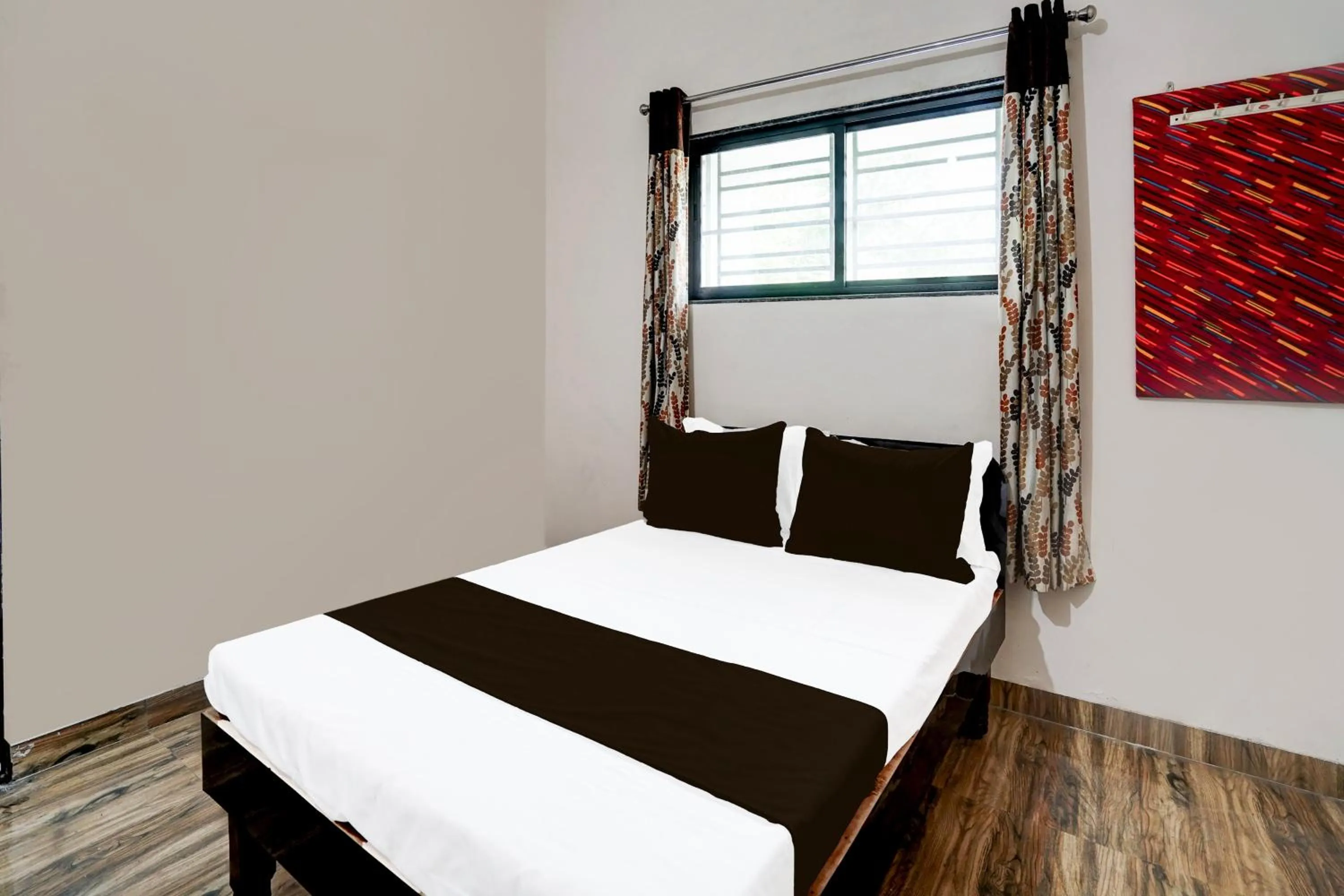 Bedroom, Bed in Hotel O Oyasis.in