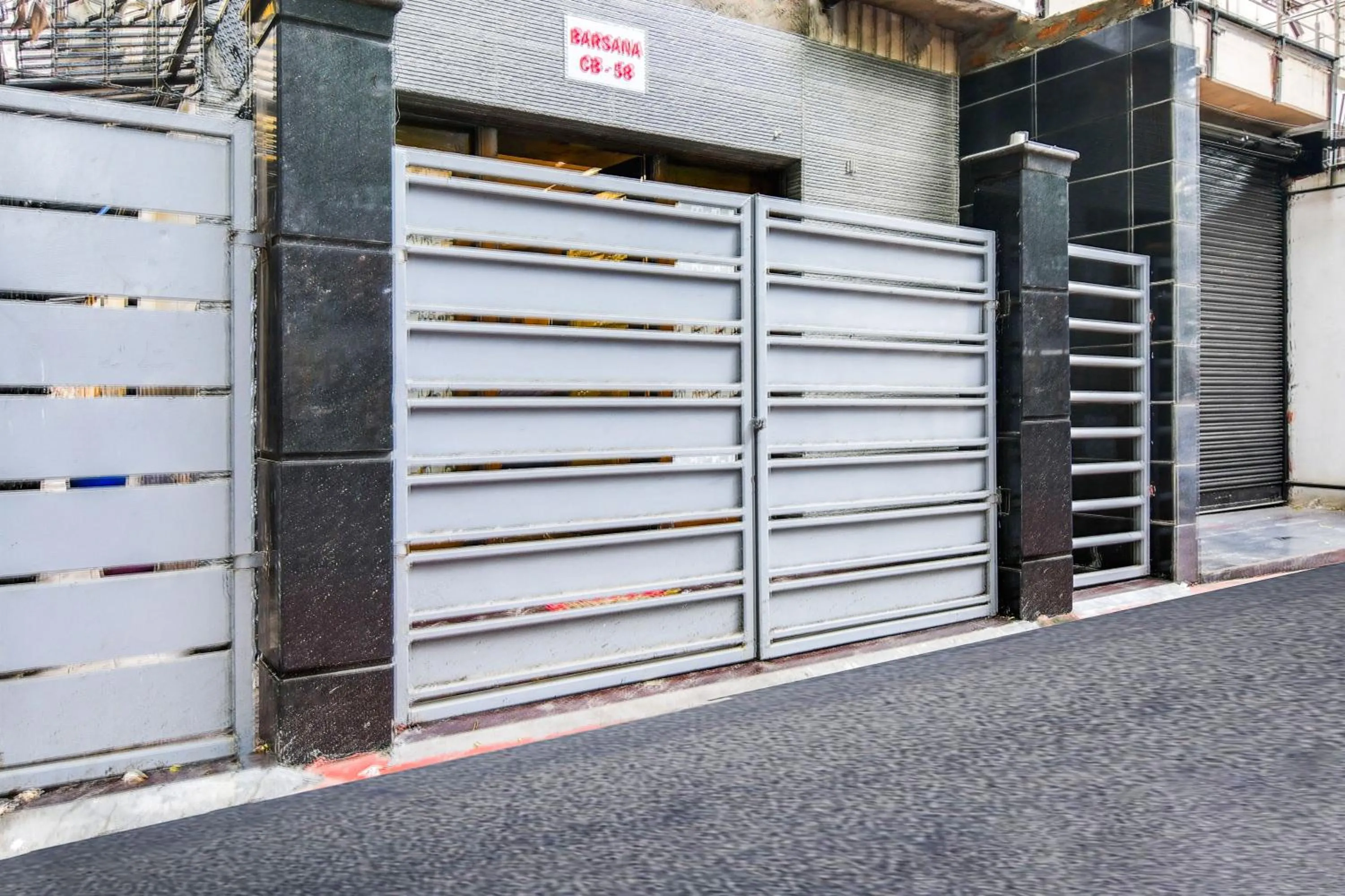 Facade/entrance in Hotel O Barsana