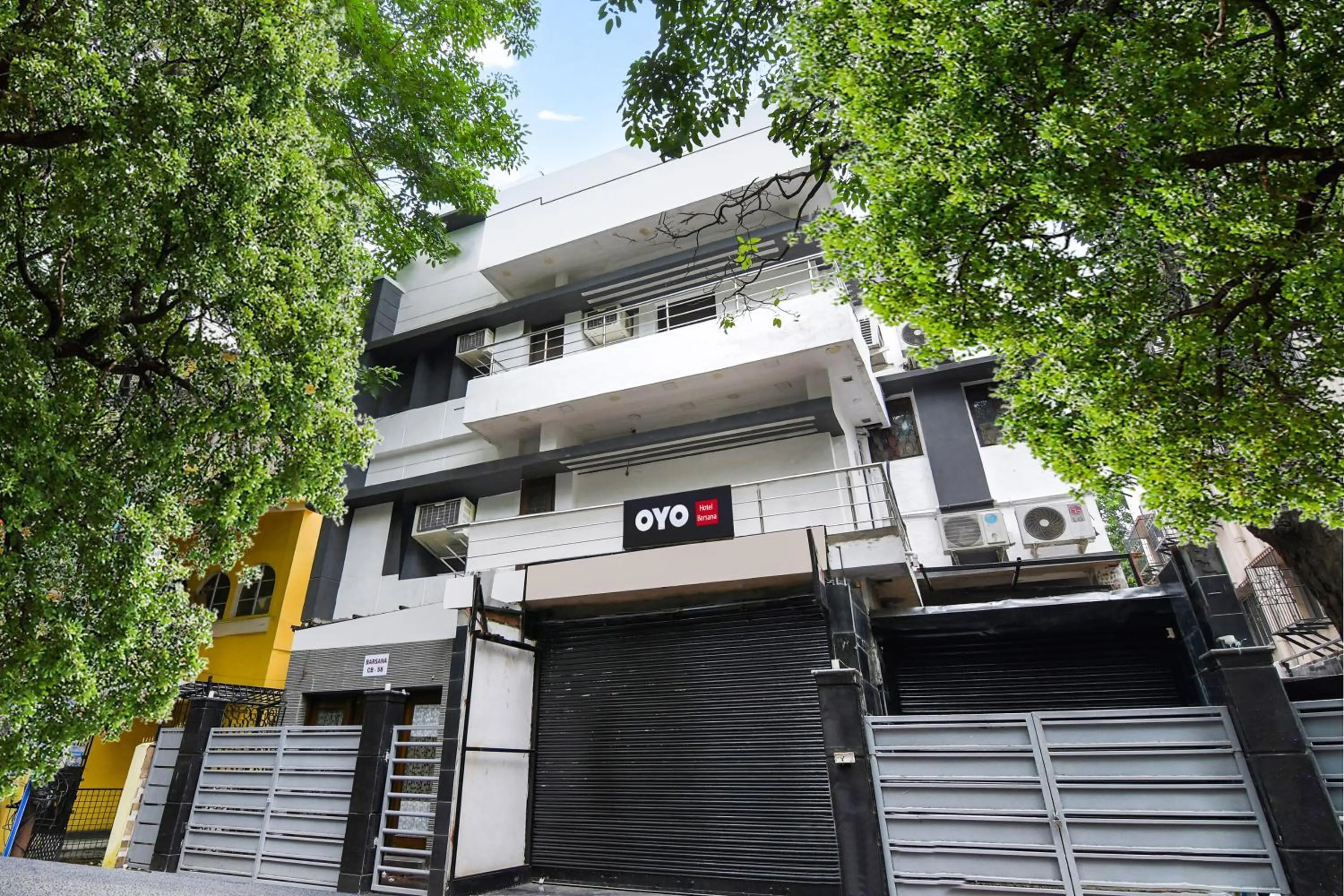 Facade/entrance in Hotel O Barsana