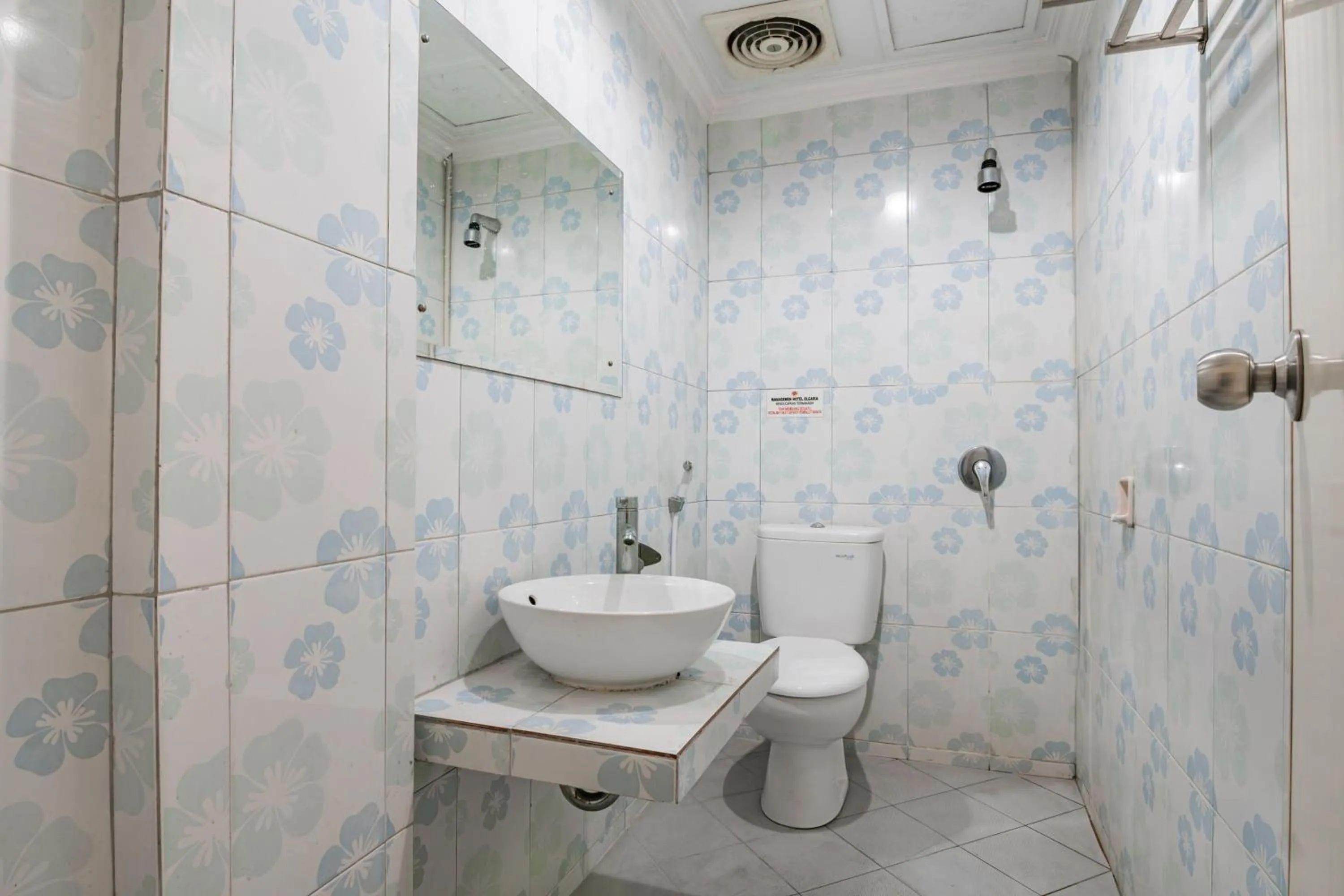 Bathroom in Collection O Pusat Kota Pekanbaru Near Mall Ska Formerly Hotel Olgaria