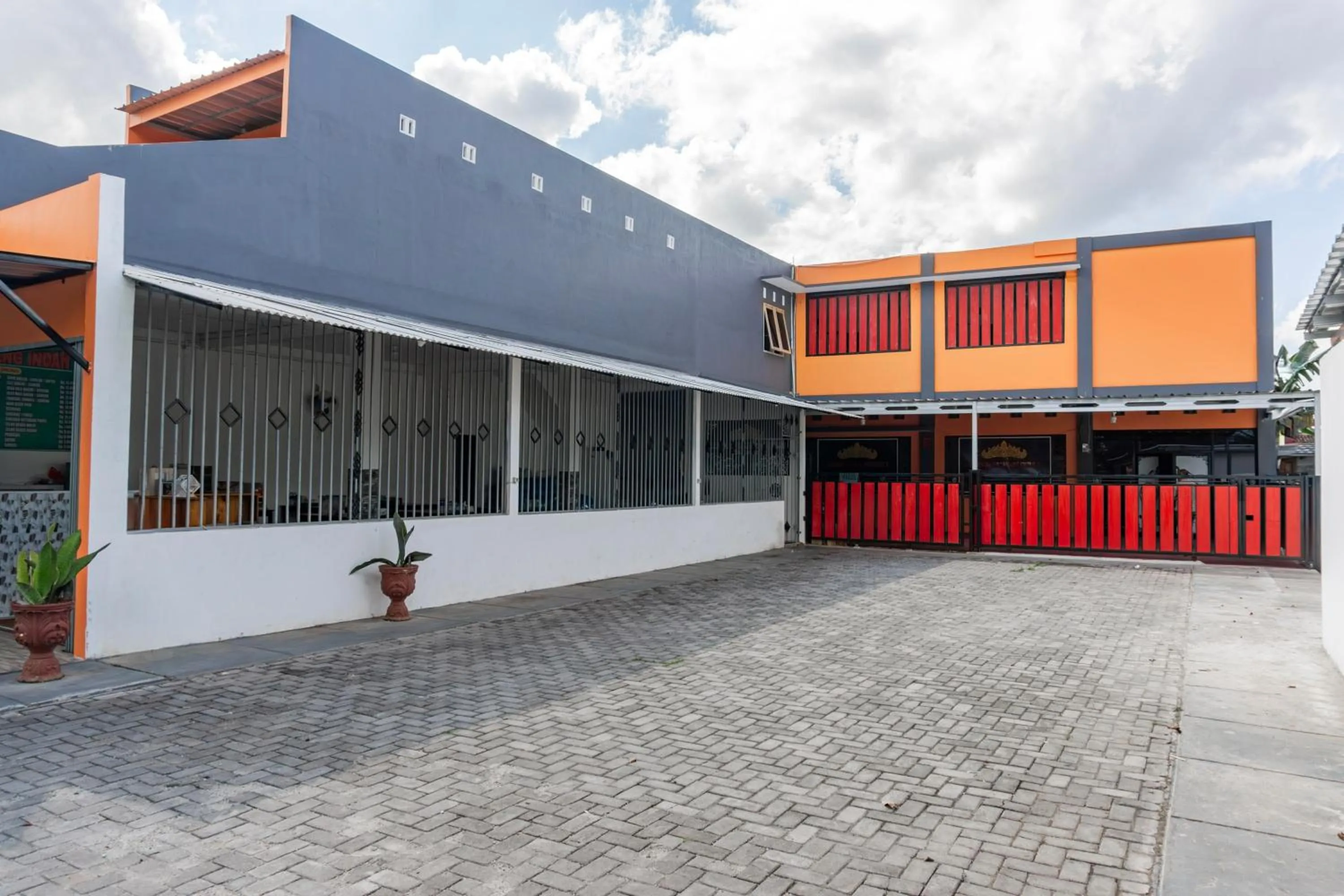 Facade/entrance in Hotel O Homestay Jaya Putri 1 Syariah