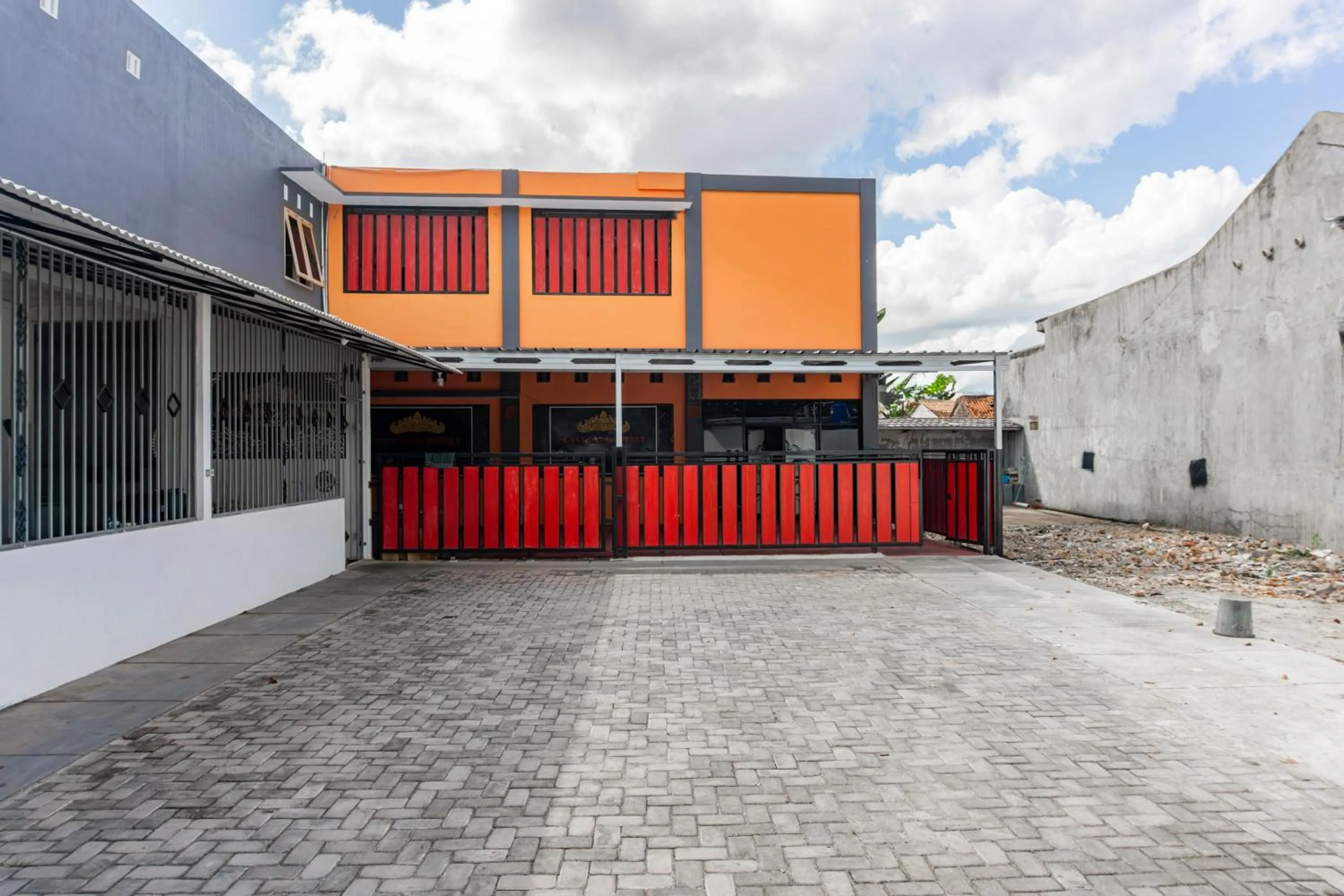 Facade/entrance in Hotel O Homestay Jaya Putri 1 Syariah