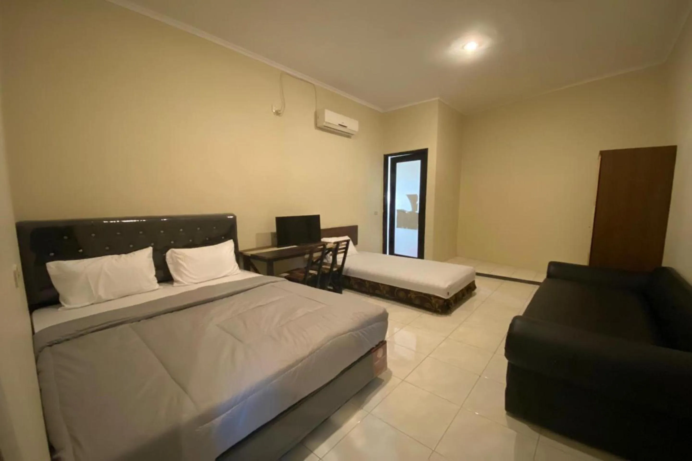 Bedroom, Bed in Hotel O Sweet Home Residence Simpang Lima