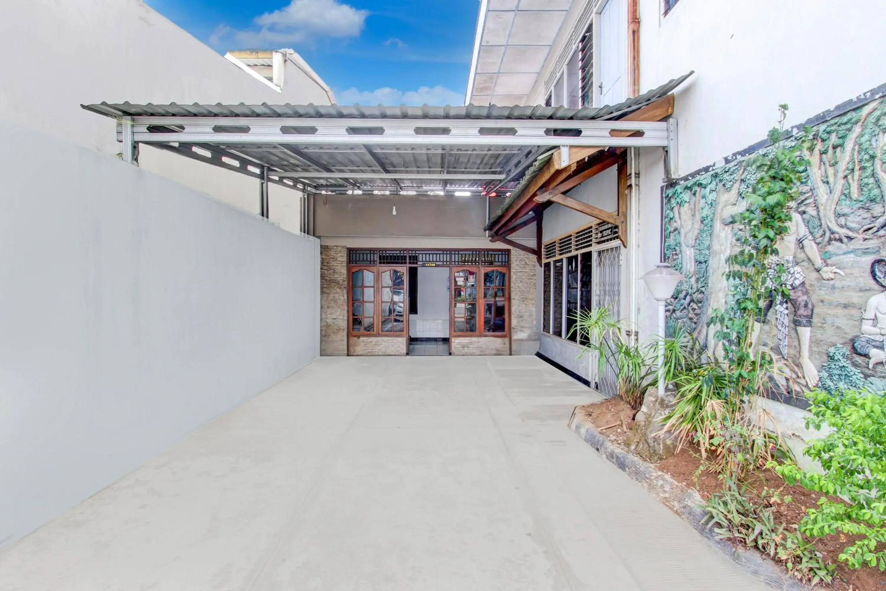 Facade/entrance in Hotel O Agung Facade/entrance in Hotel O Agung