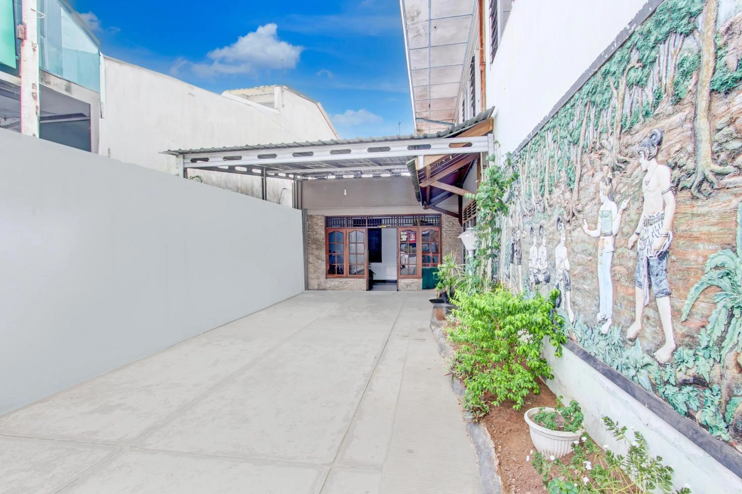 Facade/entrance in Hotel O Agung