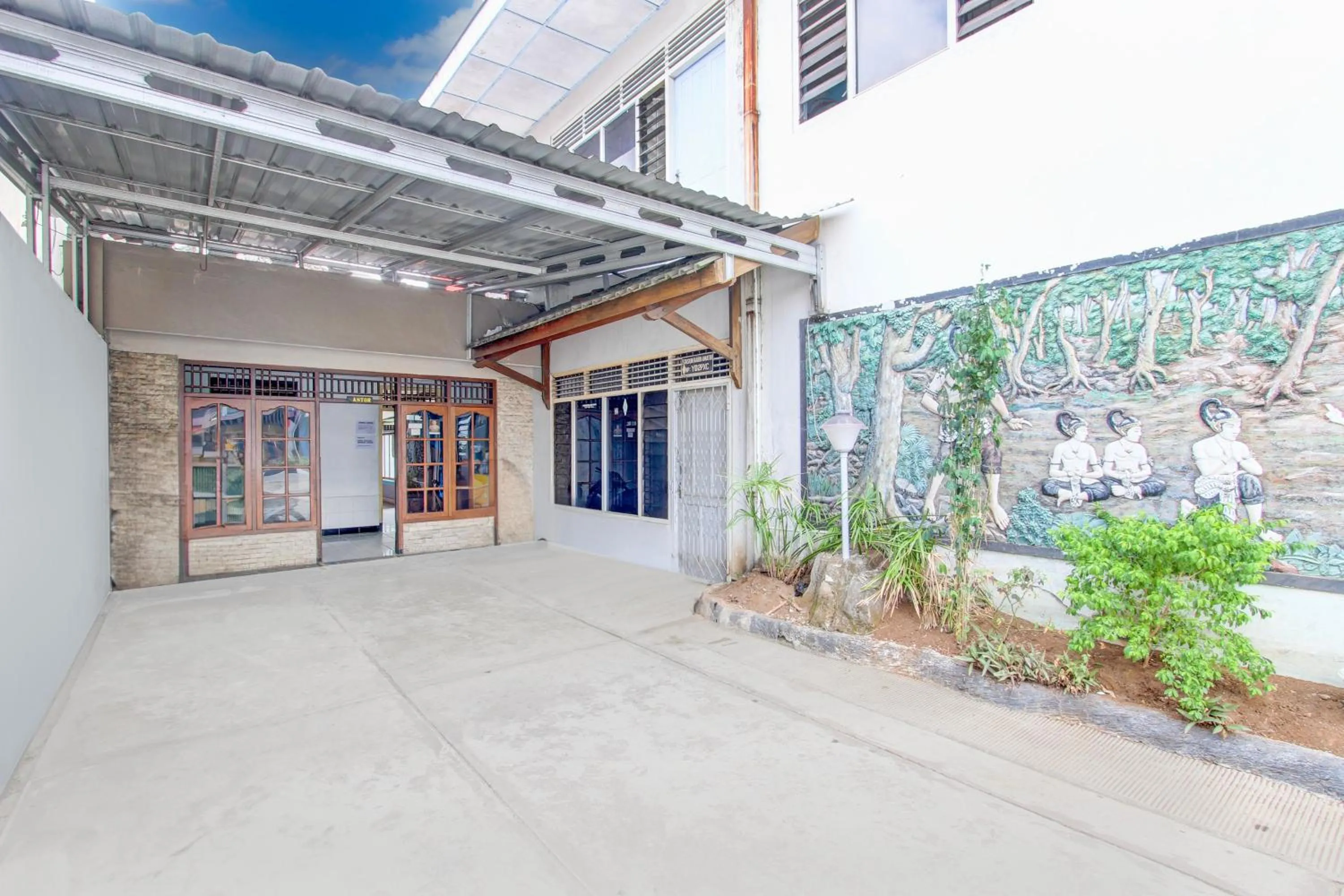 Facade/entrance in Hotel O Agung