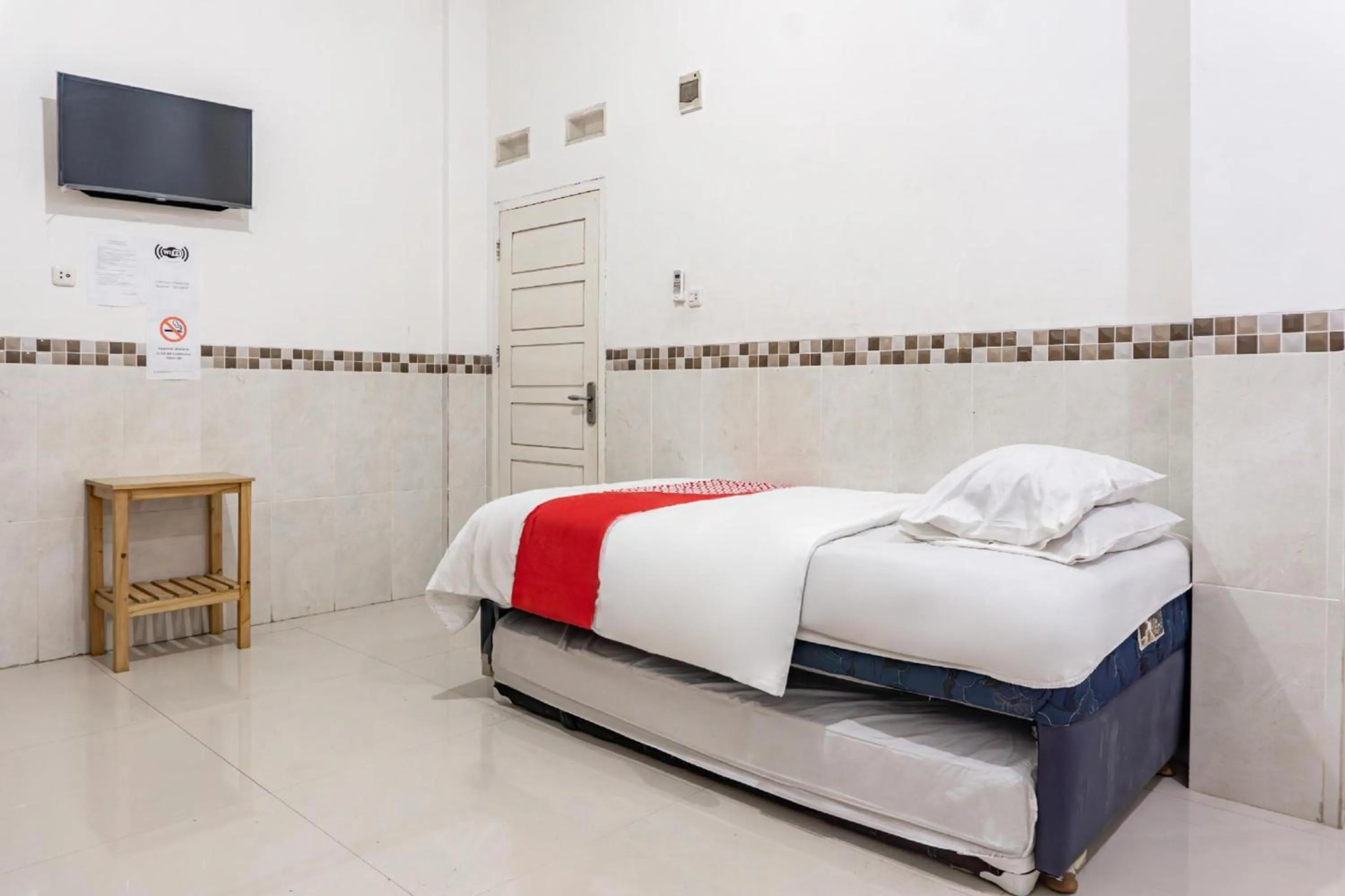 Photo of the whole room, Bed in Hotel O Rajabasa Near Universitas Lampung Formerly Hotel Prasetya