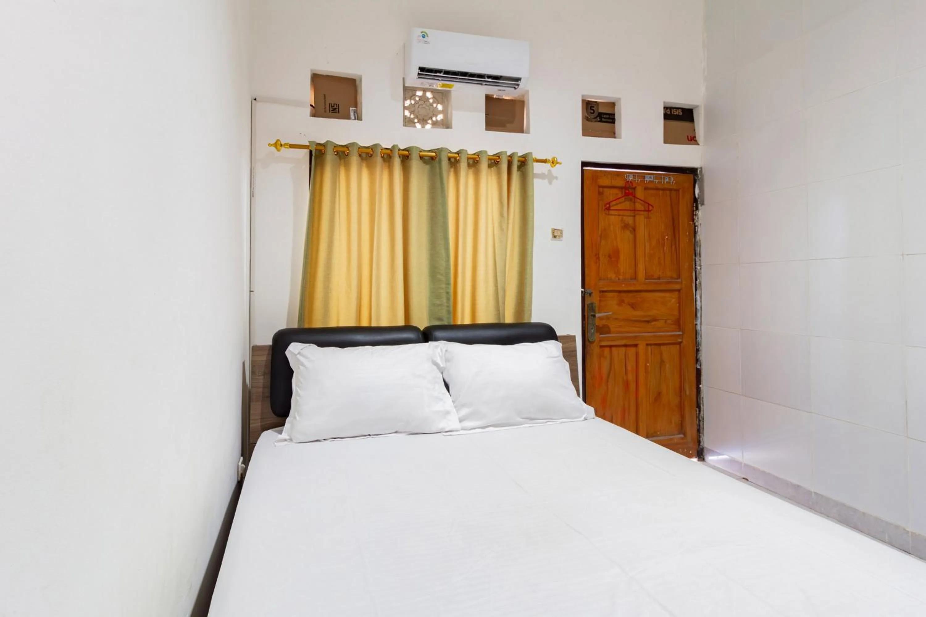 Standard Double Room in SN Guest House Near Trans Studio Mall