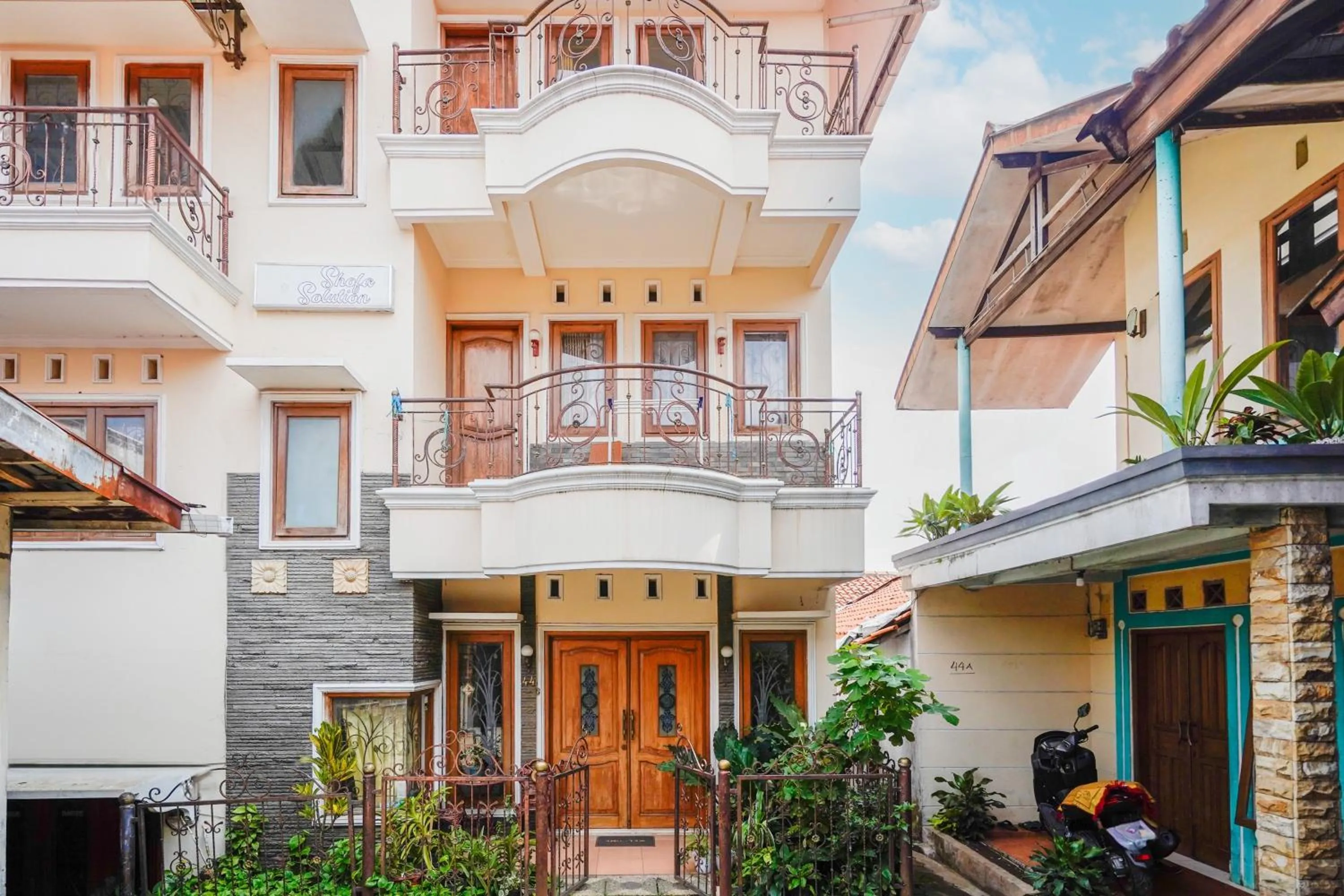 Facade/entrance in OYO 94118 Homestayque Syariah